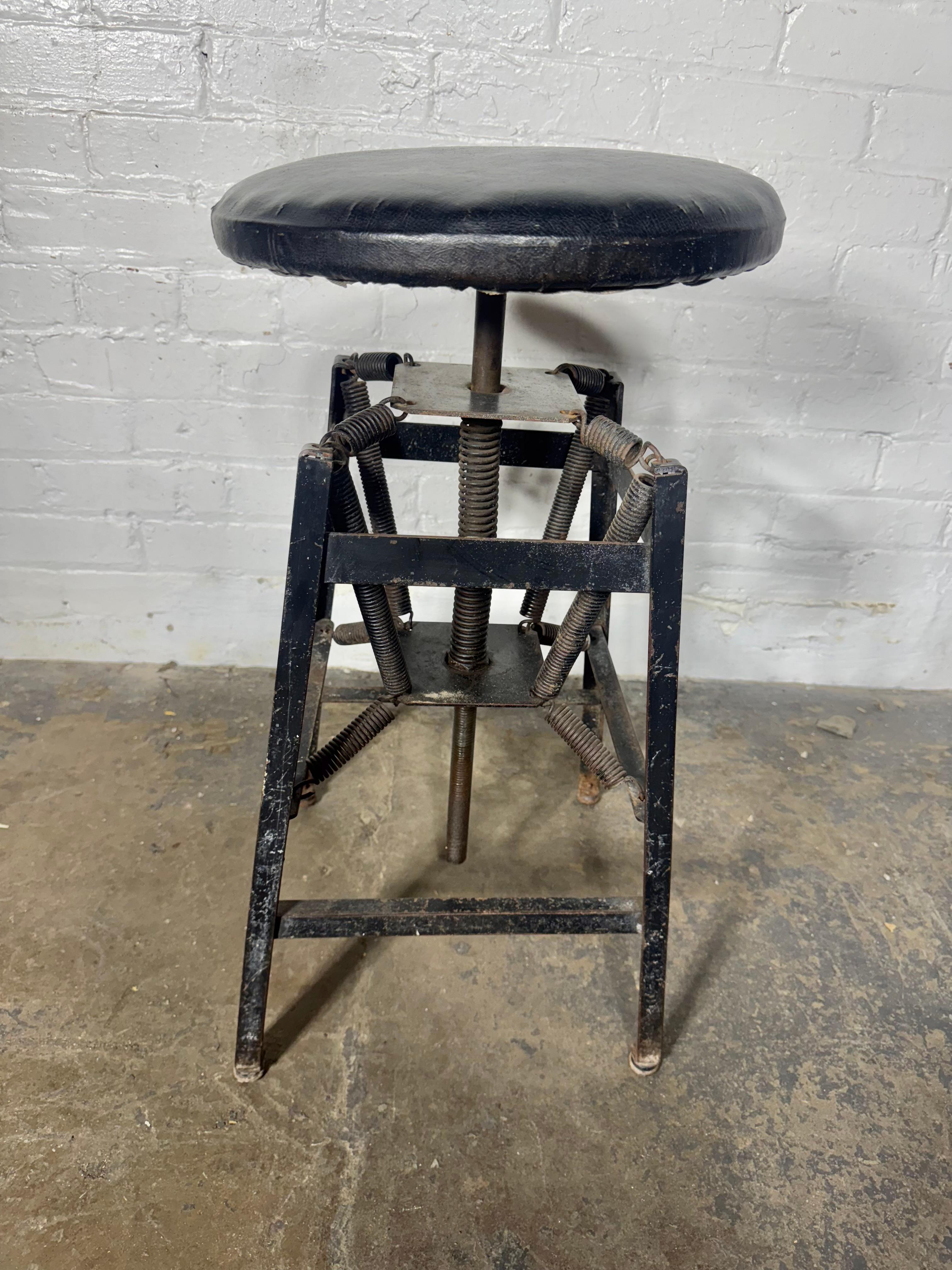 American Cabinet Co. Tabouret à ressort pour architecte industriel Abîmé - En vente à Buffalo, NY