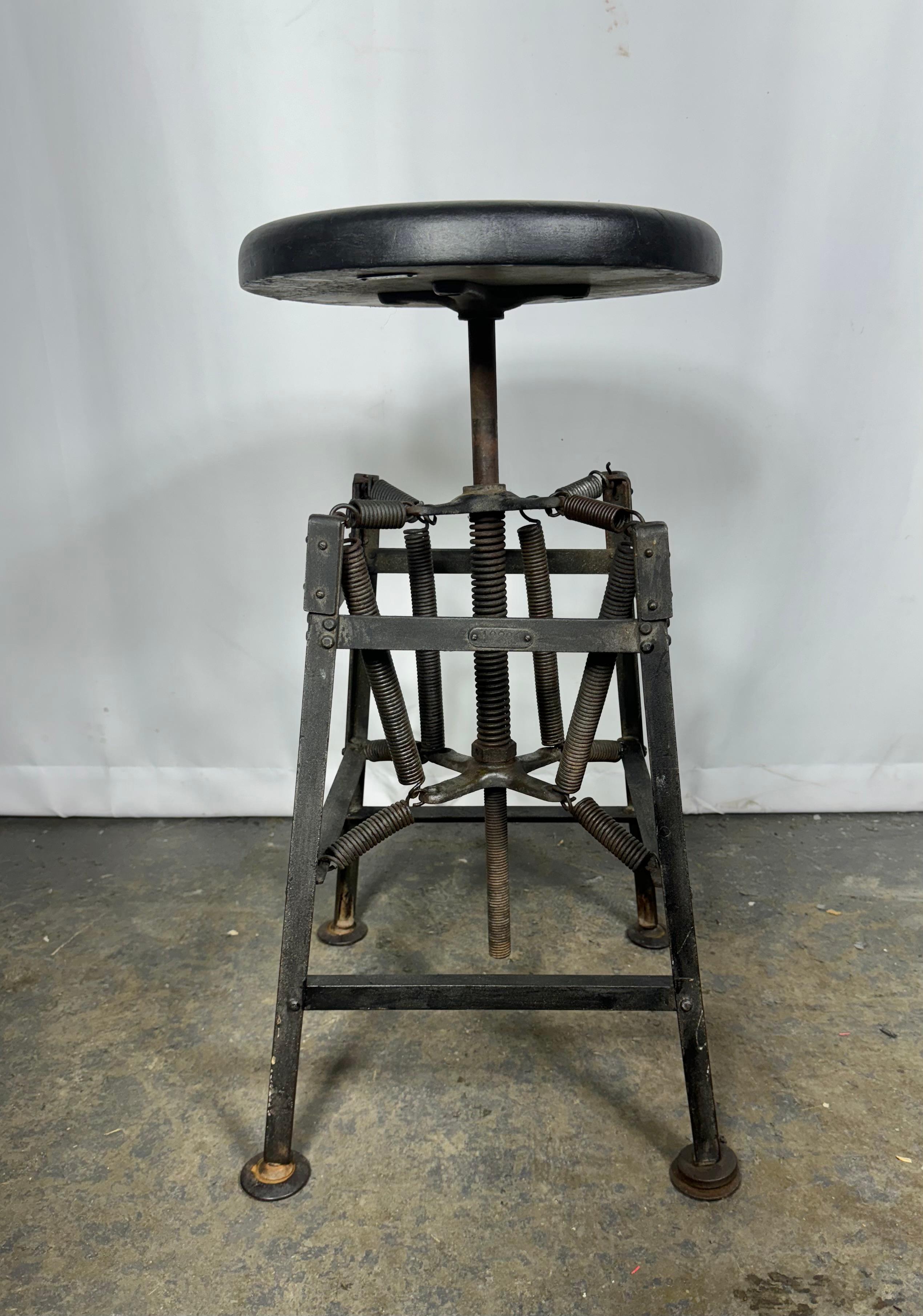 Début du 20ème siècle American Cabinet Co. Tabouret à ressort pour architecte industriel en vente