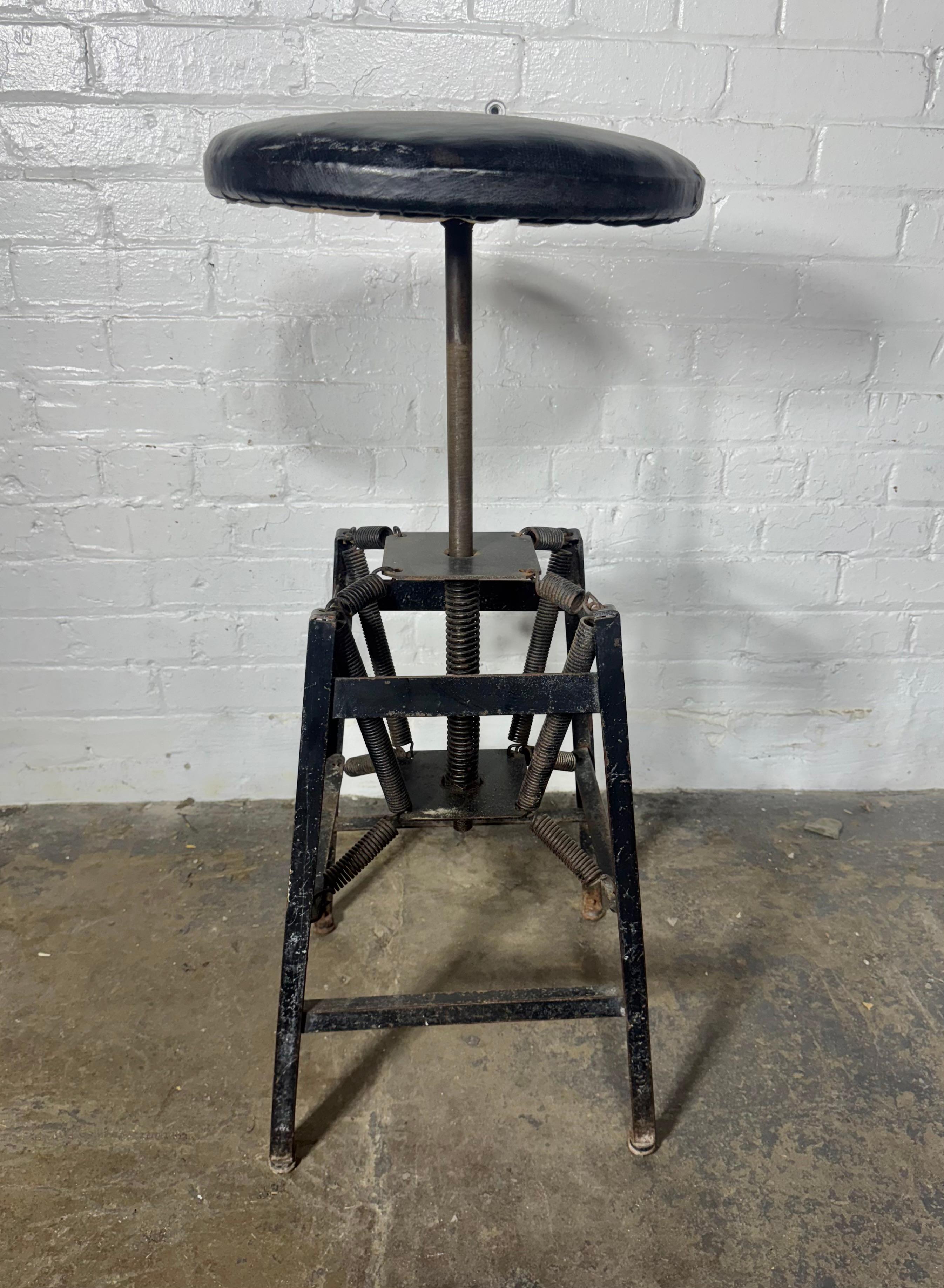 Début du 20ème siècle American Cabinet Co. Tabouret à ressort pour architecte industriel en vente