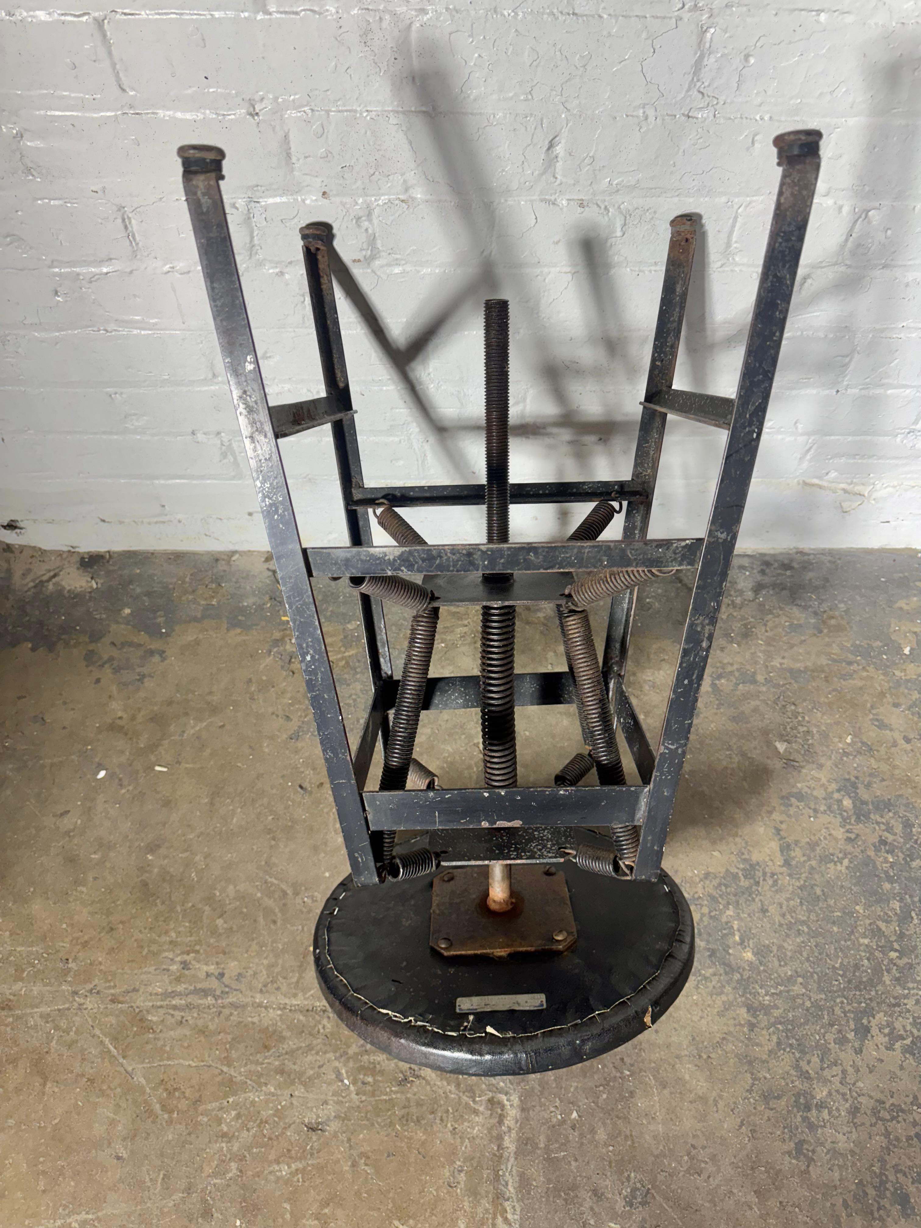 Acier American Cabinet Co. Tabouret à ressort pour architecte industriel en vente