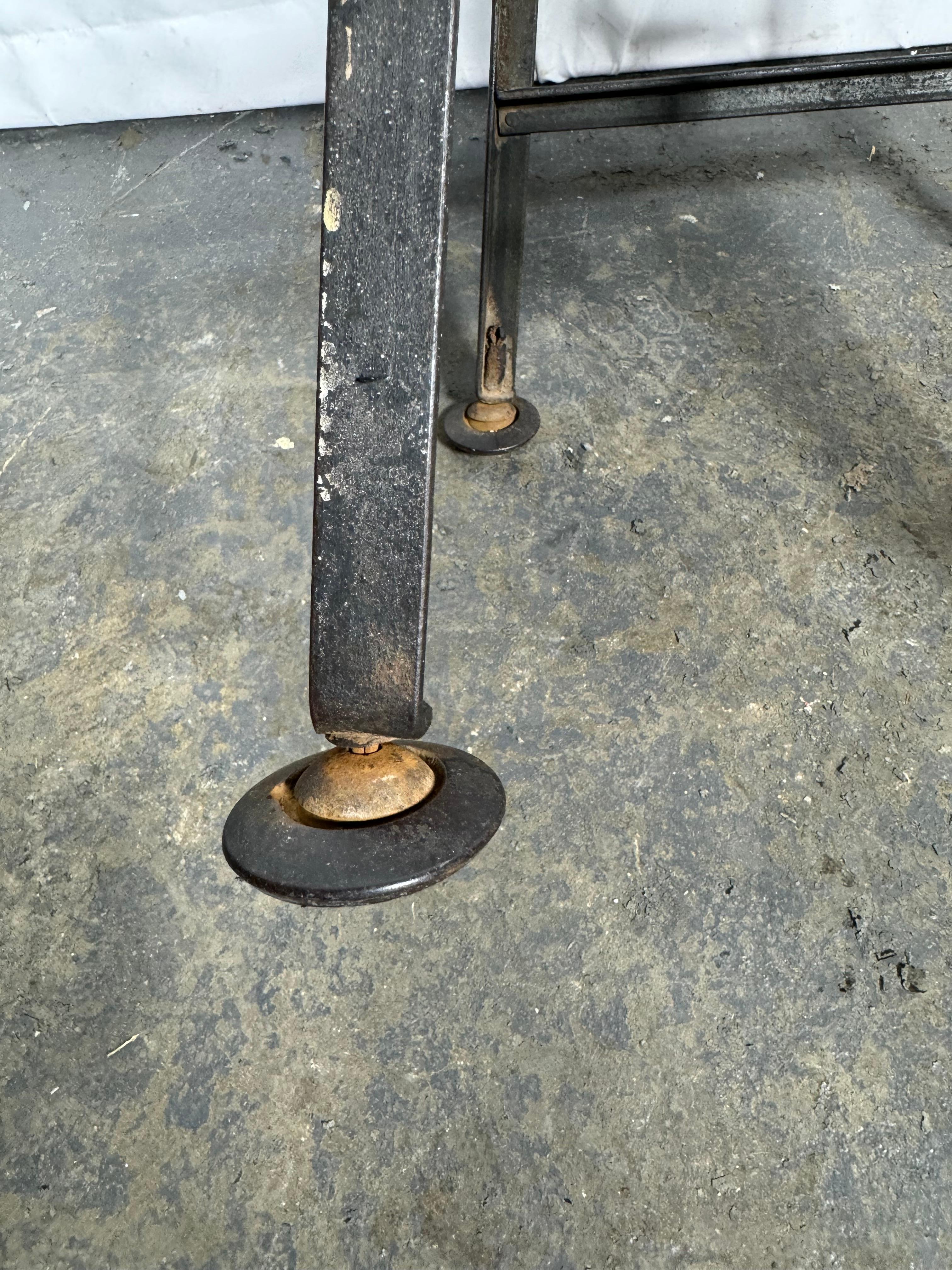 American Cabinet Co. Tabouret à ressort pour architecte industriel en vente 1