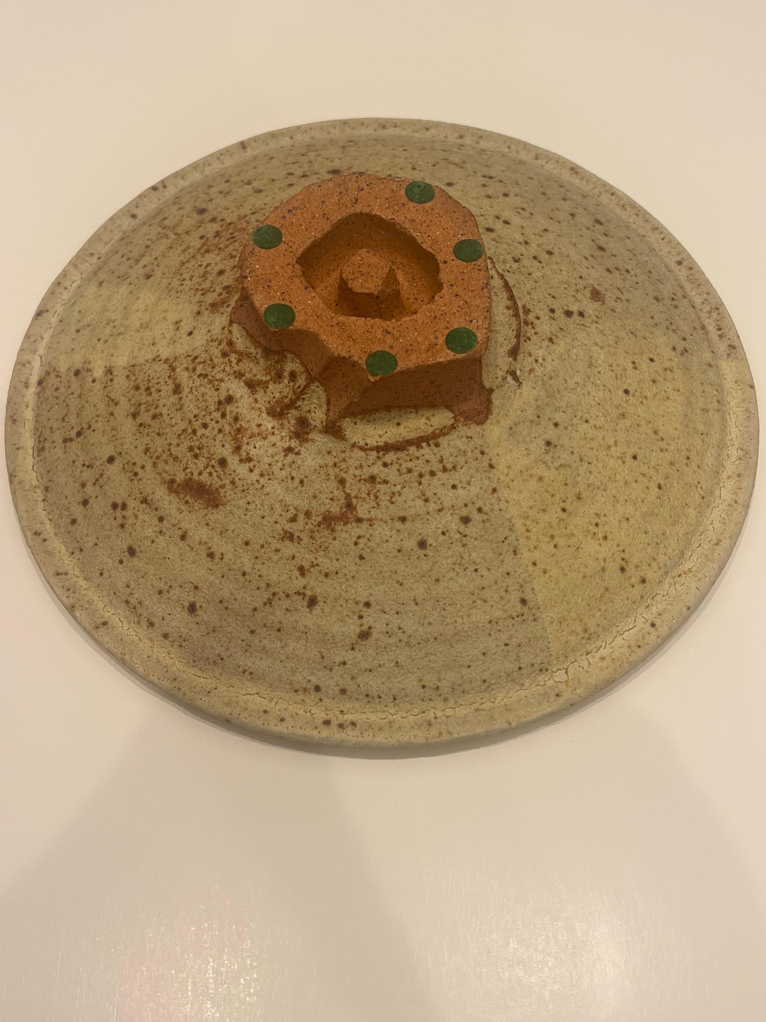 Cuenco con pie de cerámica de diseño californiano americano firmado por Robert Arneson en Excelente estado para la venta en San Diego, CA