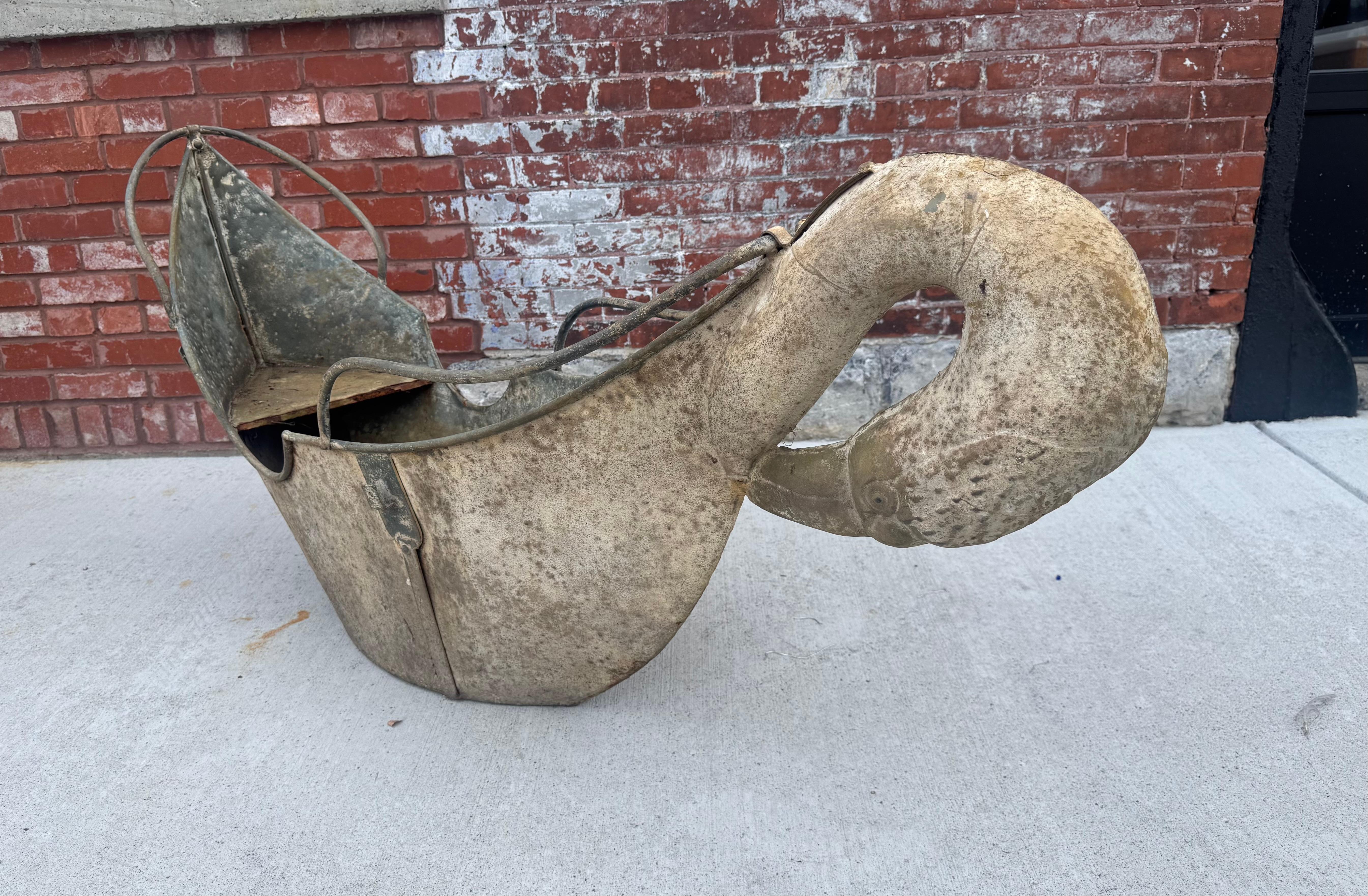 Conteneur de manège américain en forme de cygne, années 1930 en vente 4