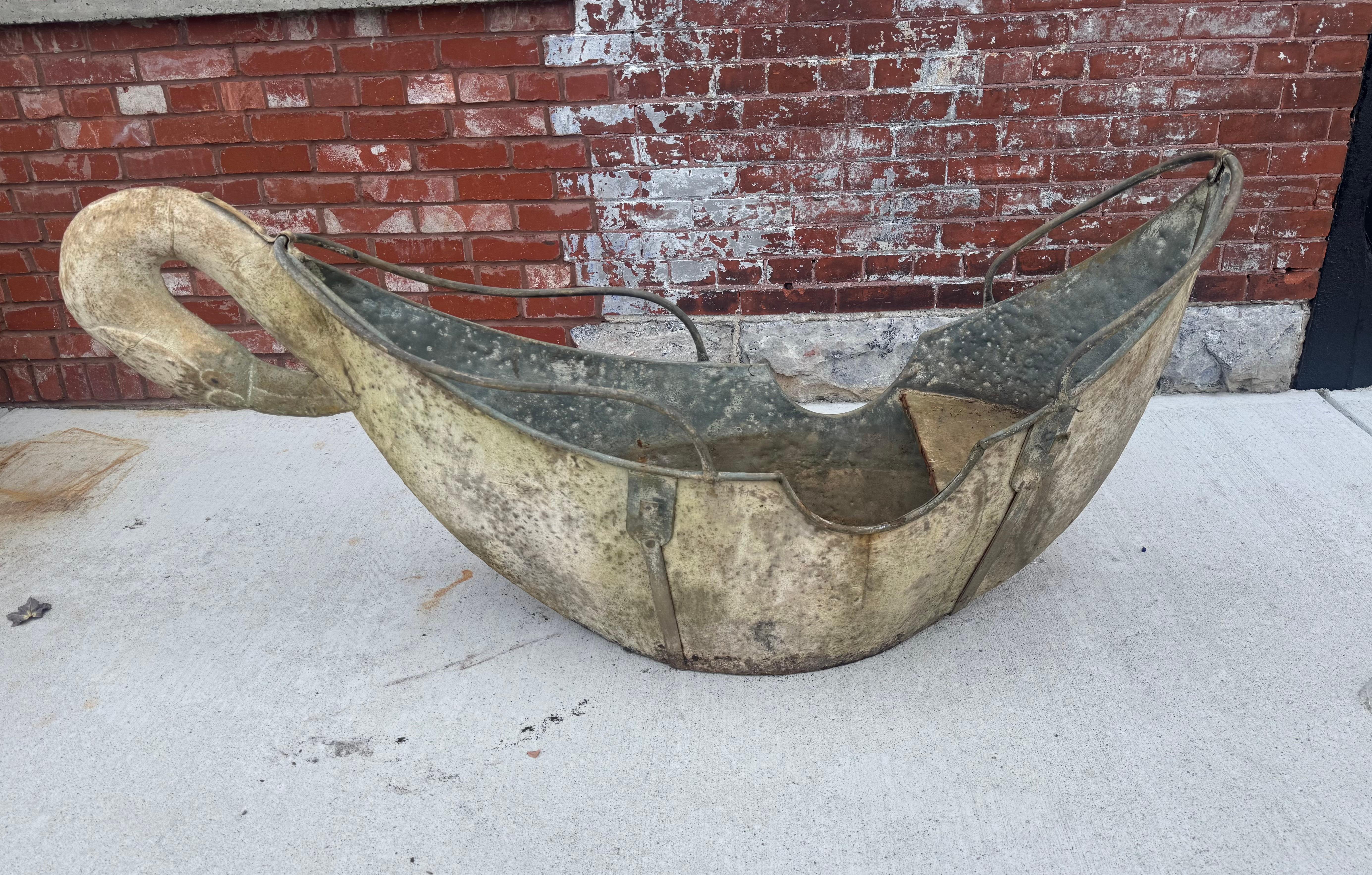 A l'origine, un conteneur de manège américain en forme de cygne,
1930s... Ferait un magnifique bac à plantes / sculpture de jardin


Récipient métallique américain, fabriqué à l'origine pour les manèges, avec une tête de cygne sur le devant. Nos