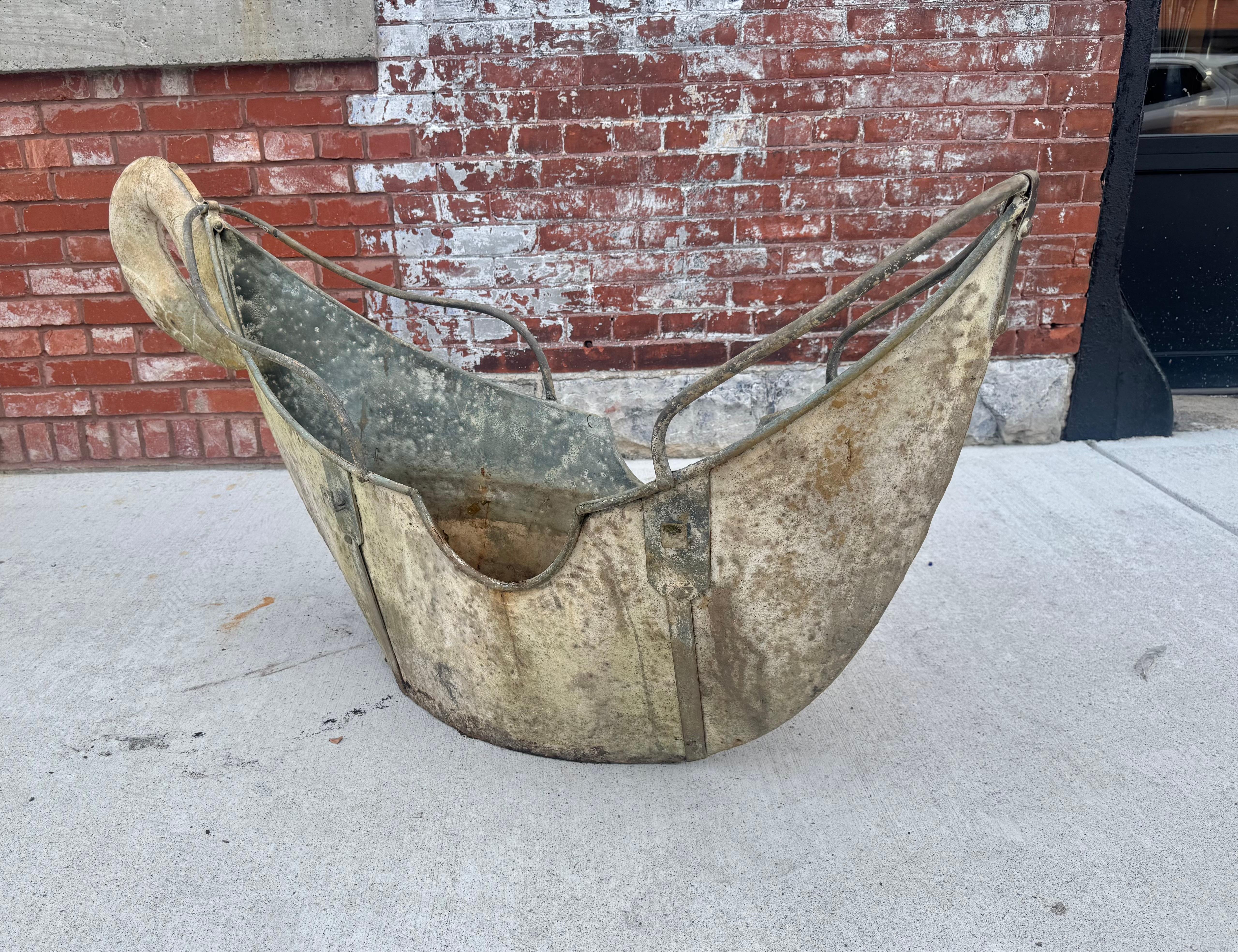 Conteneur de manège américain en forme de cygne, années 1930 Abîmé - En vente à Buffalo, NY
