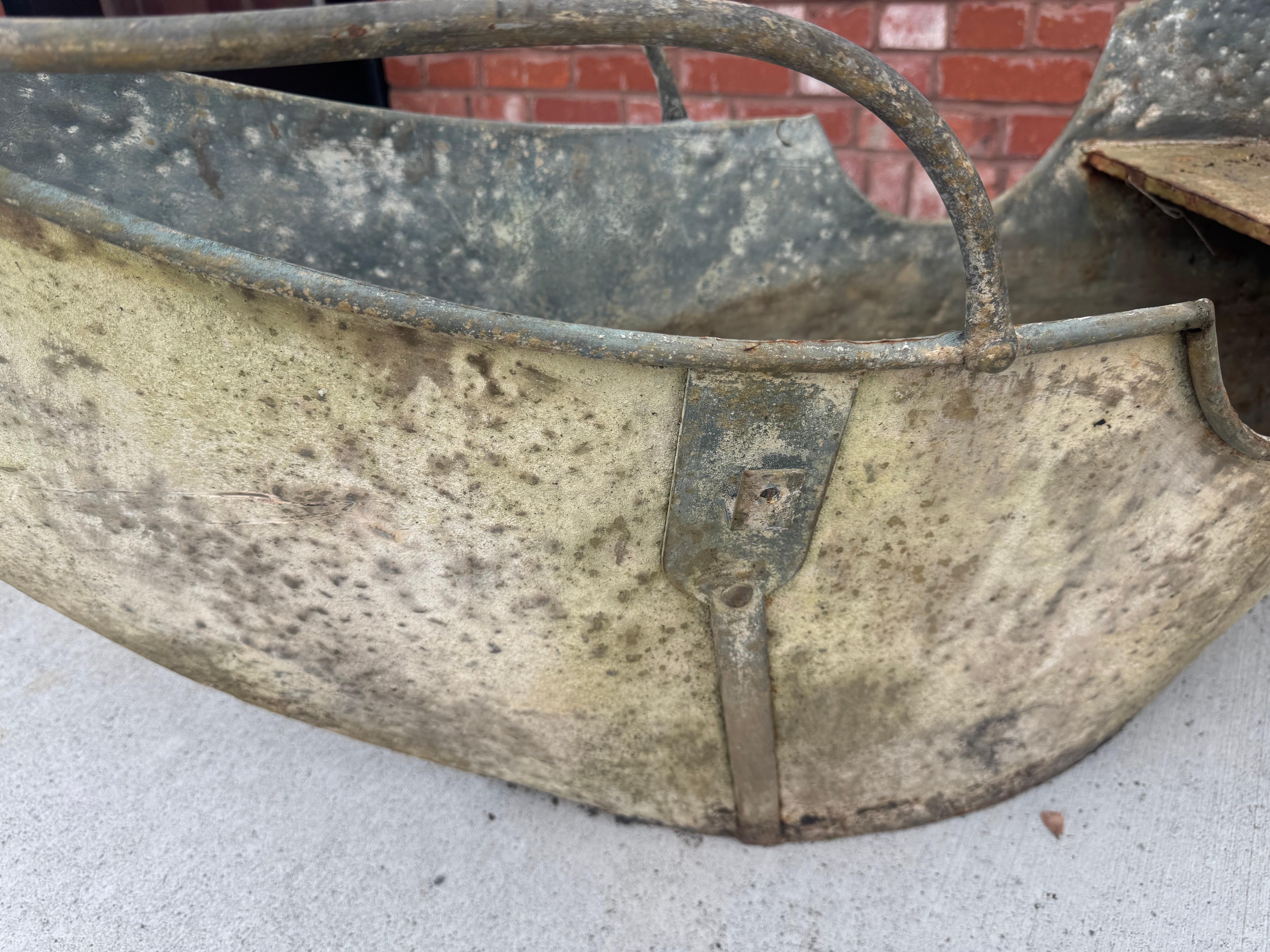 Conteneur de manège américain en forme de cygne, années 1930 en vente 1