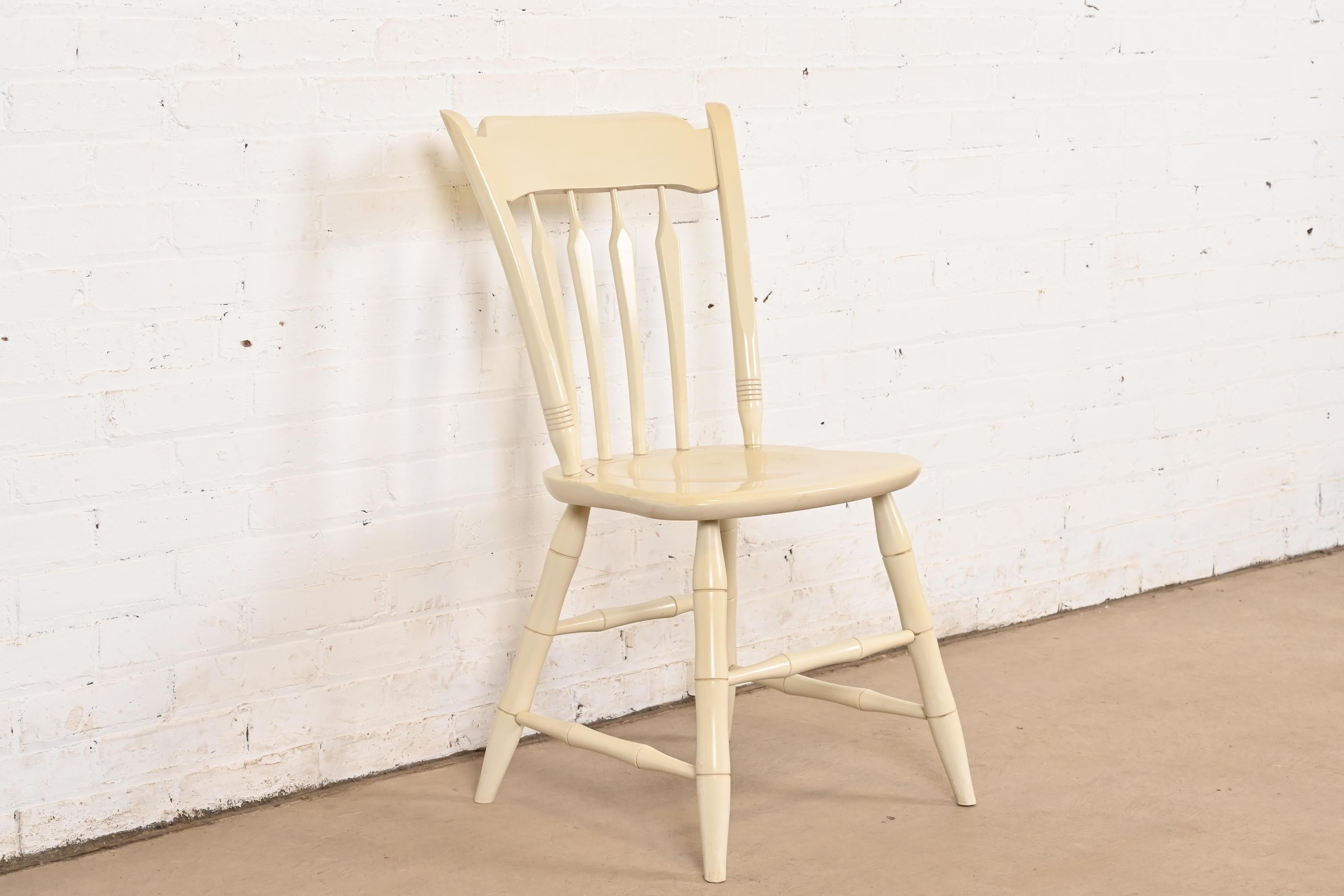 Eine wunderschöne Vintage Early American Style Creme lackiert geschnitzt massivem Ahorn Schreibtischstuhl, Esszimmer Stuhl, oder Stuhl Seite

USA, ca. 1970er Jahre

Maße: 19 