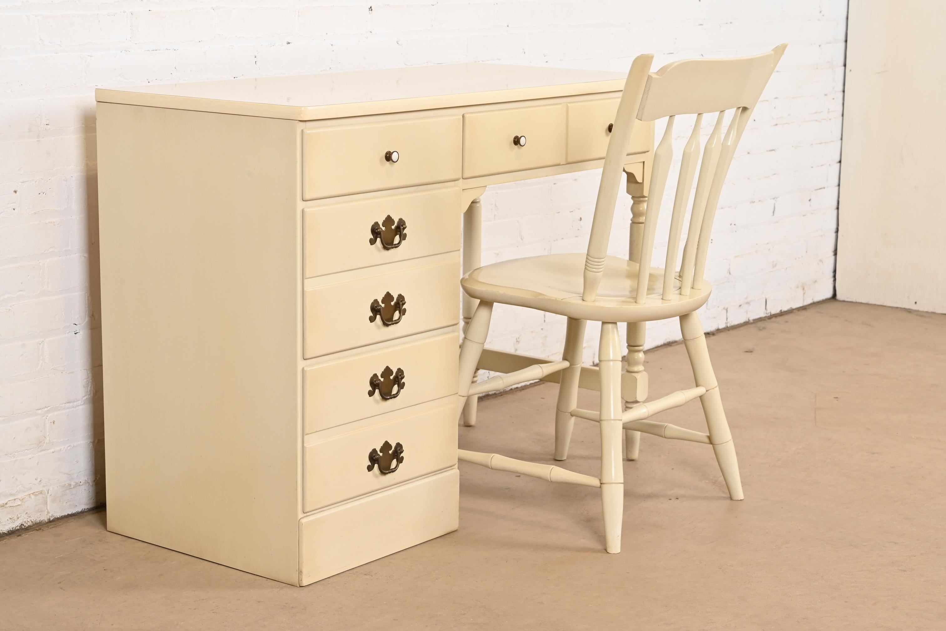Bureau américain en érable massif sculpté et laqué crème, Circa 1970 en vente 4