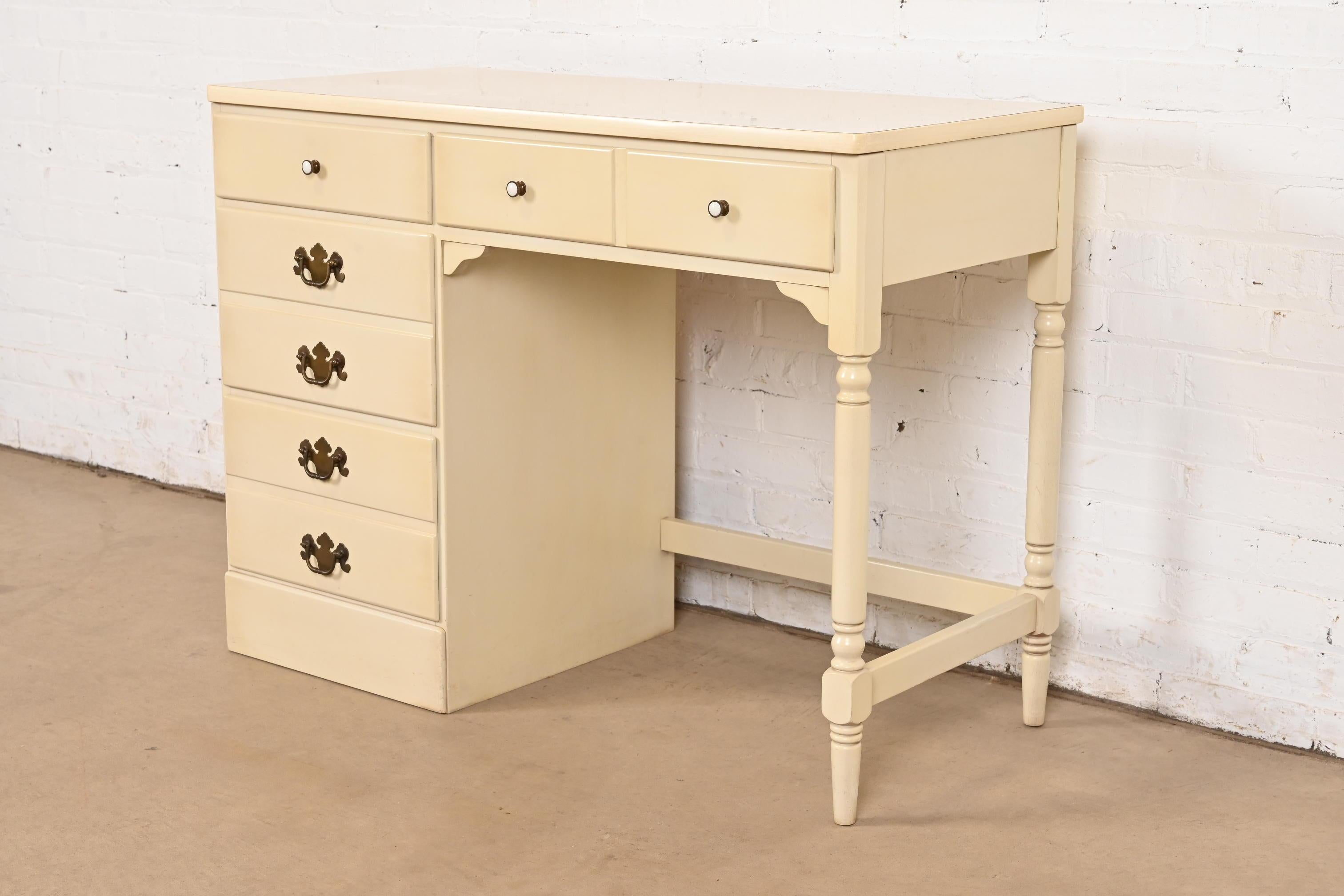Magnifique bureau vintage de style Early American ou Chippendale.

USA, Circa 1970s

Érable massif, en finition laquée crème d'origine, avec quincaillerie en laiton d'origine.

Dimensions : 40,13 
