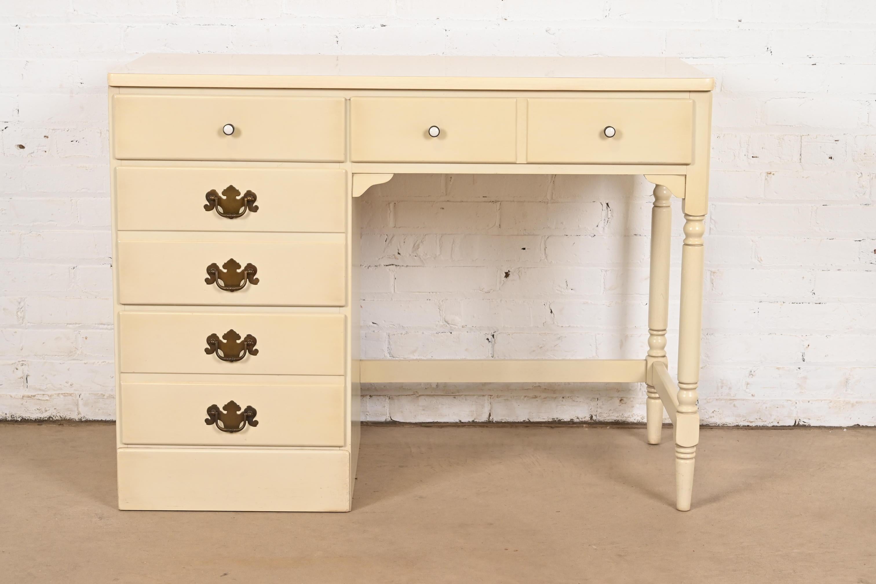 Chippendale Bureau américain en érable massif sculpté et laqué crème, Circa 1970 en vente