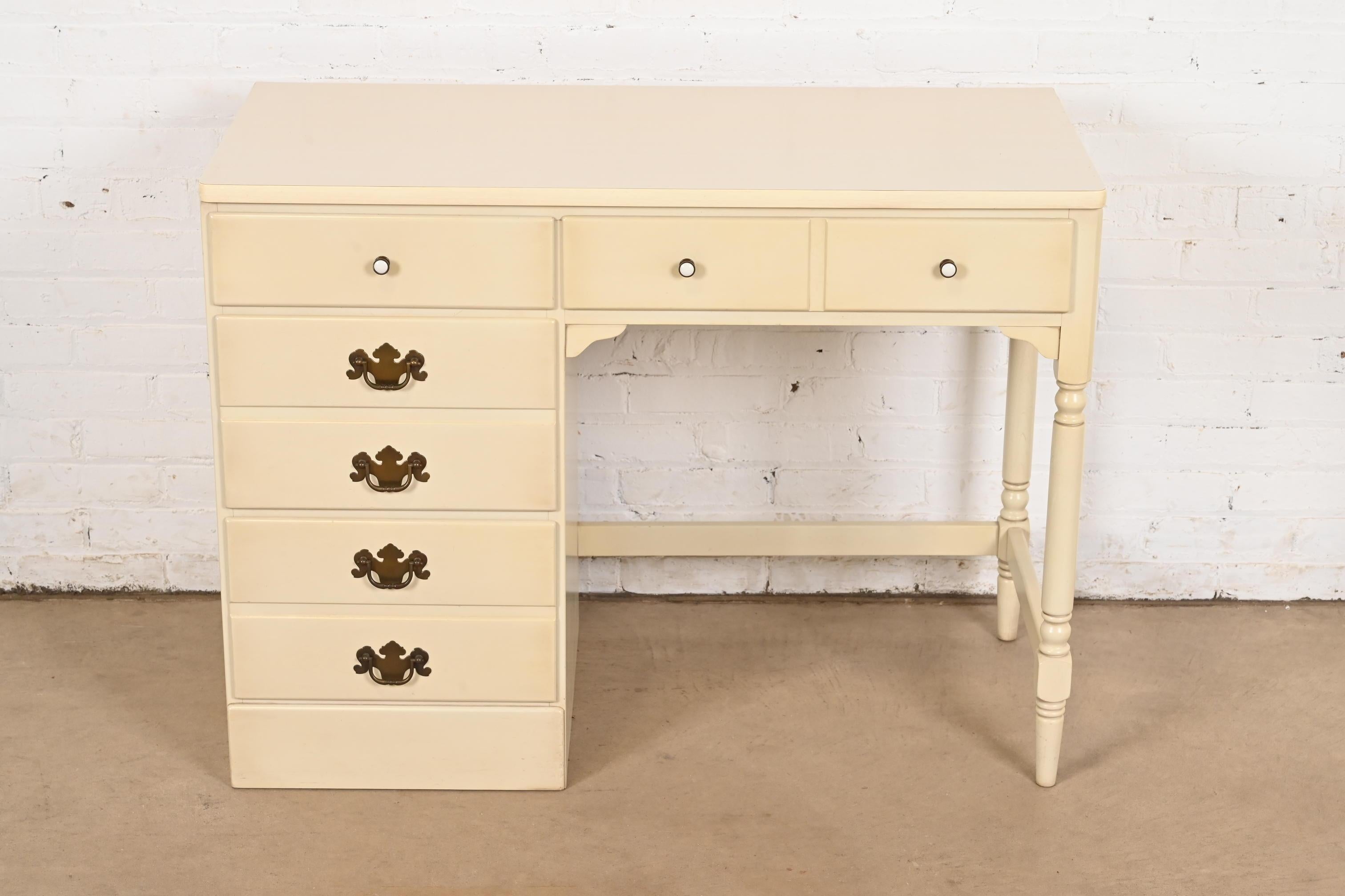 Américain Bureau américain en érable massif sculpté et laqué crème, Circa 1970 en vente