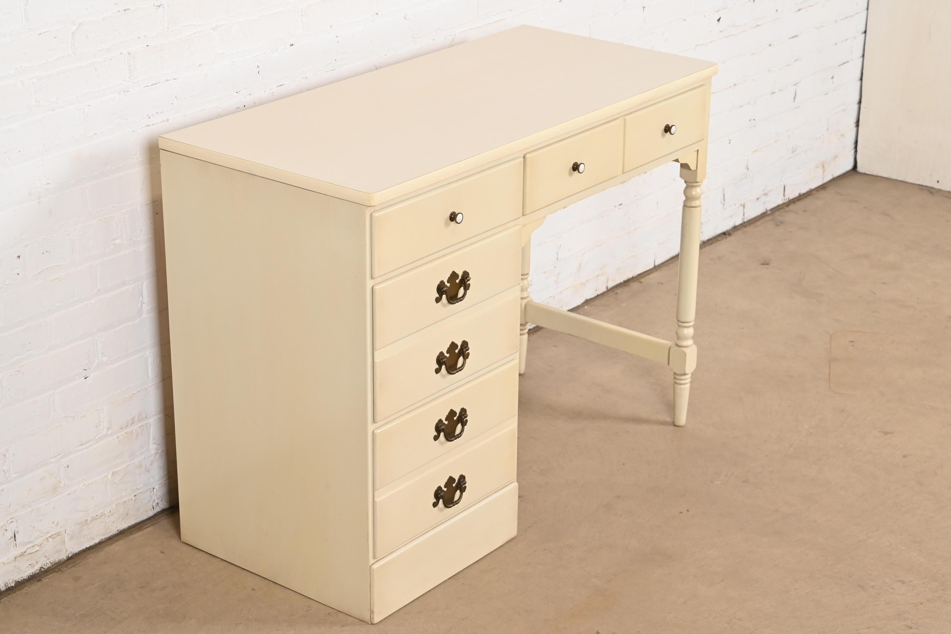 Bureau américain en érable massif sculpté et laqué crème, Circa 1970 Bon état - En vente à South Bend, IN