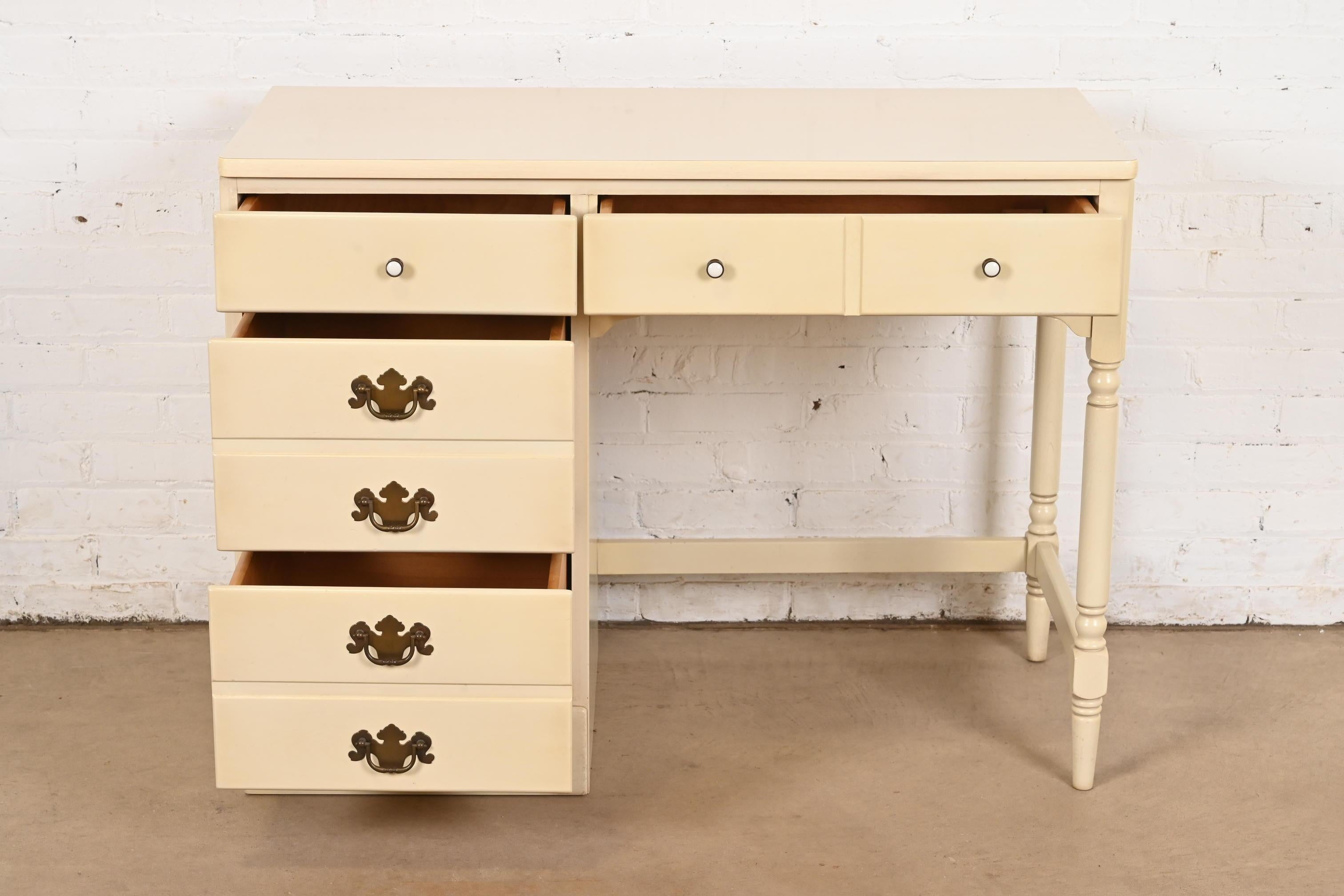 Fin du 20e siècle Bureau américain en érable massif sculpté et laqué crème, Circa 1970 en vente