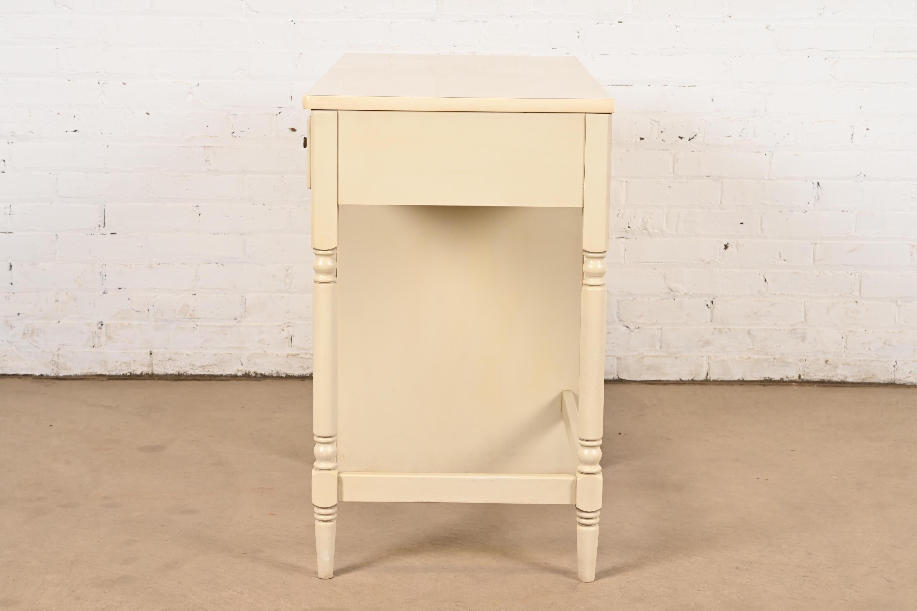 Bureau américain en érable massif sculpté et laqué crème, Circa 1970 en vente 2