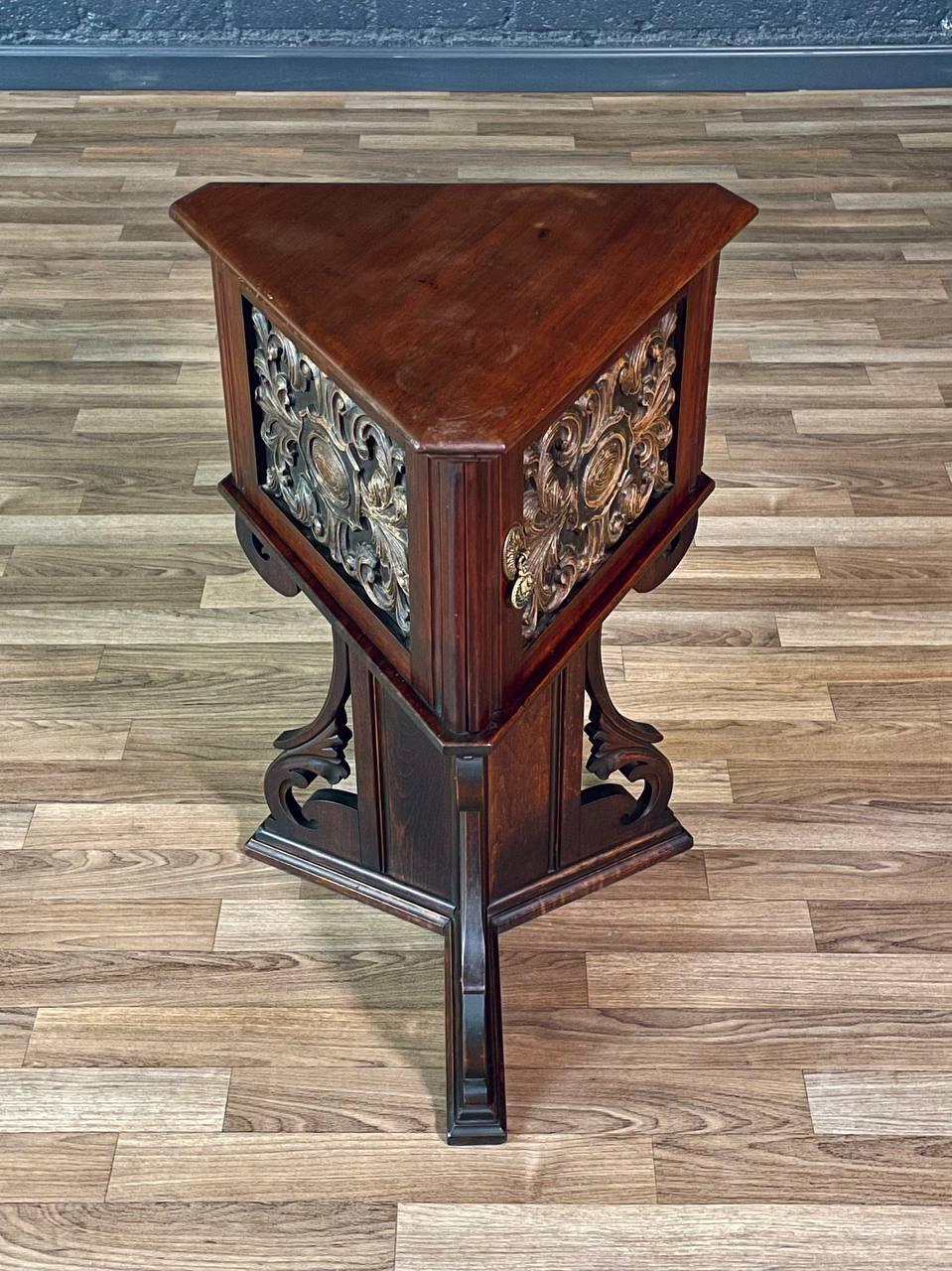 American Carved Mahogany Smoking / Humidor Cabinet w/ Copper Lining In Good Condition For Sale In Los Angeles, CA