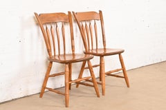 Sedie da pranzo o laterali con schienale a fuso in acero massiccio intagliato americano, coppia