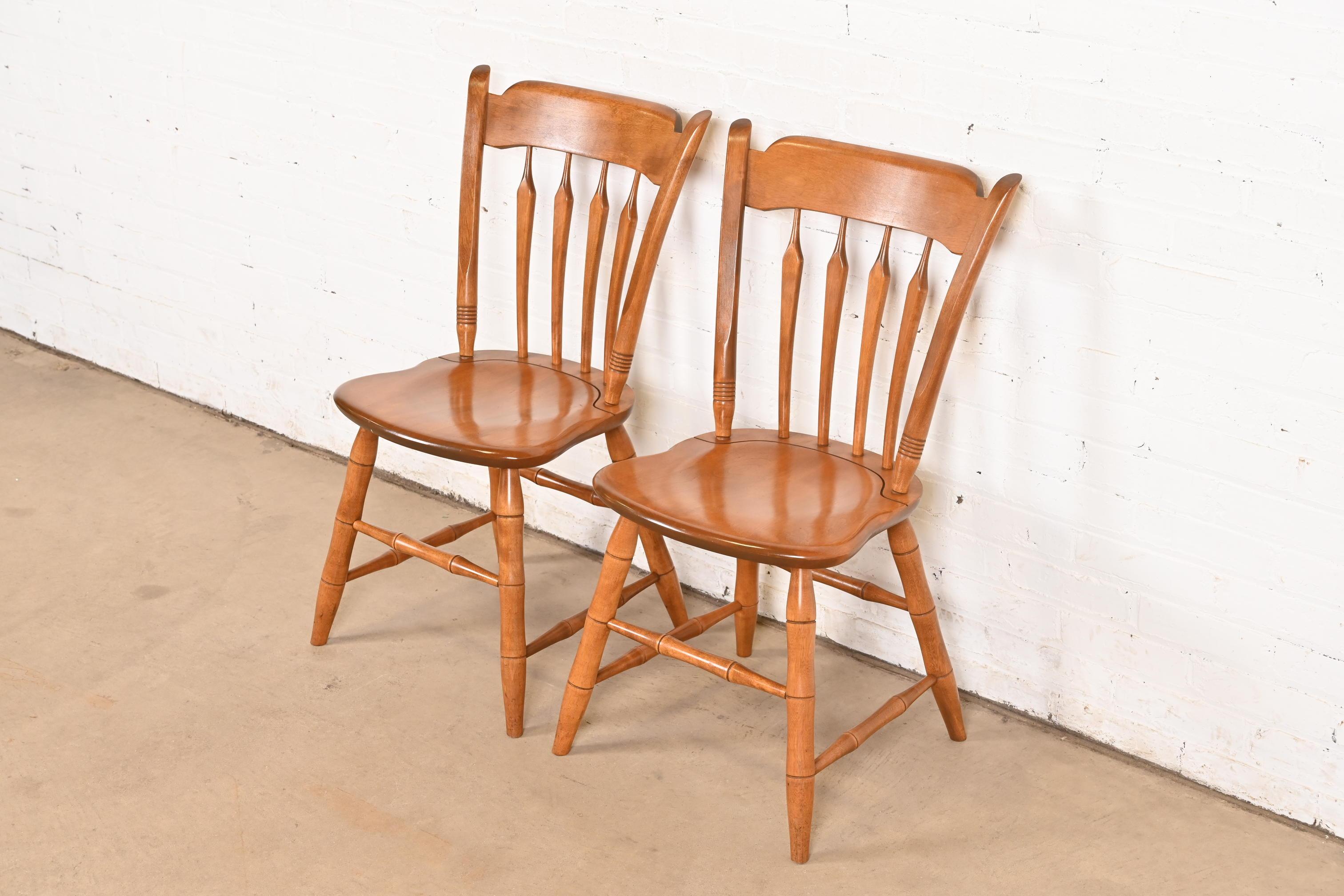 Amerikanische geschnitzt massivem Ahorn Spindel zurück Esszimmer oder Seite Stühle, Paar (Arts and Crafts) im Angebot