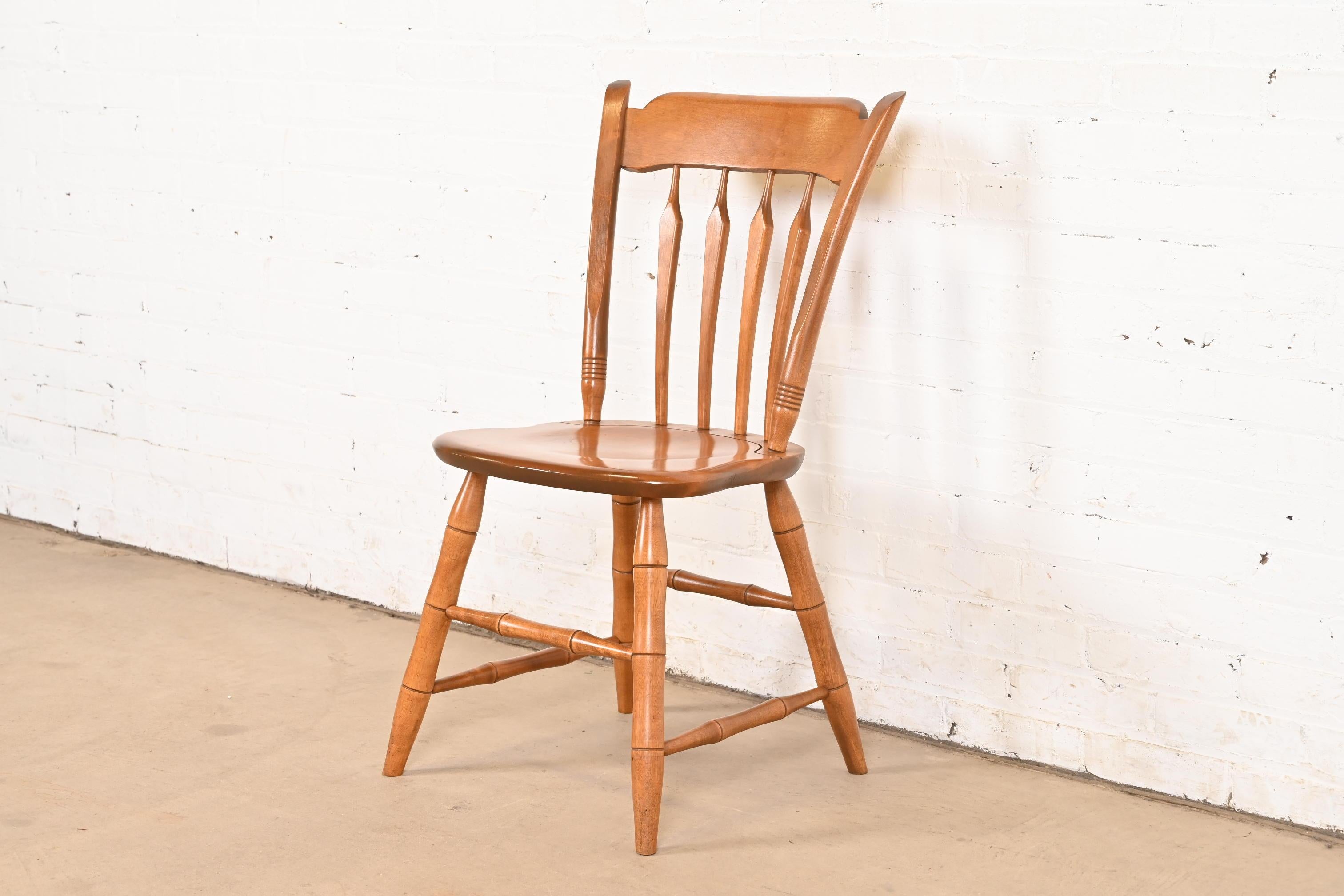 A gorgeous vintage Early American style carved solid maple desk chair, dining chair, or side chair

USA, Circa 1970s

Measures: 19