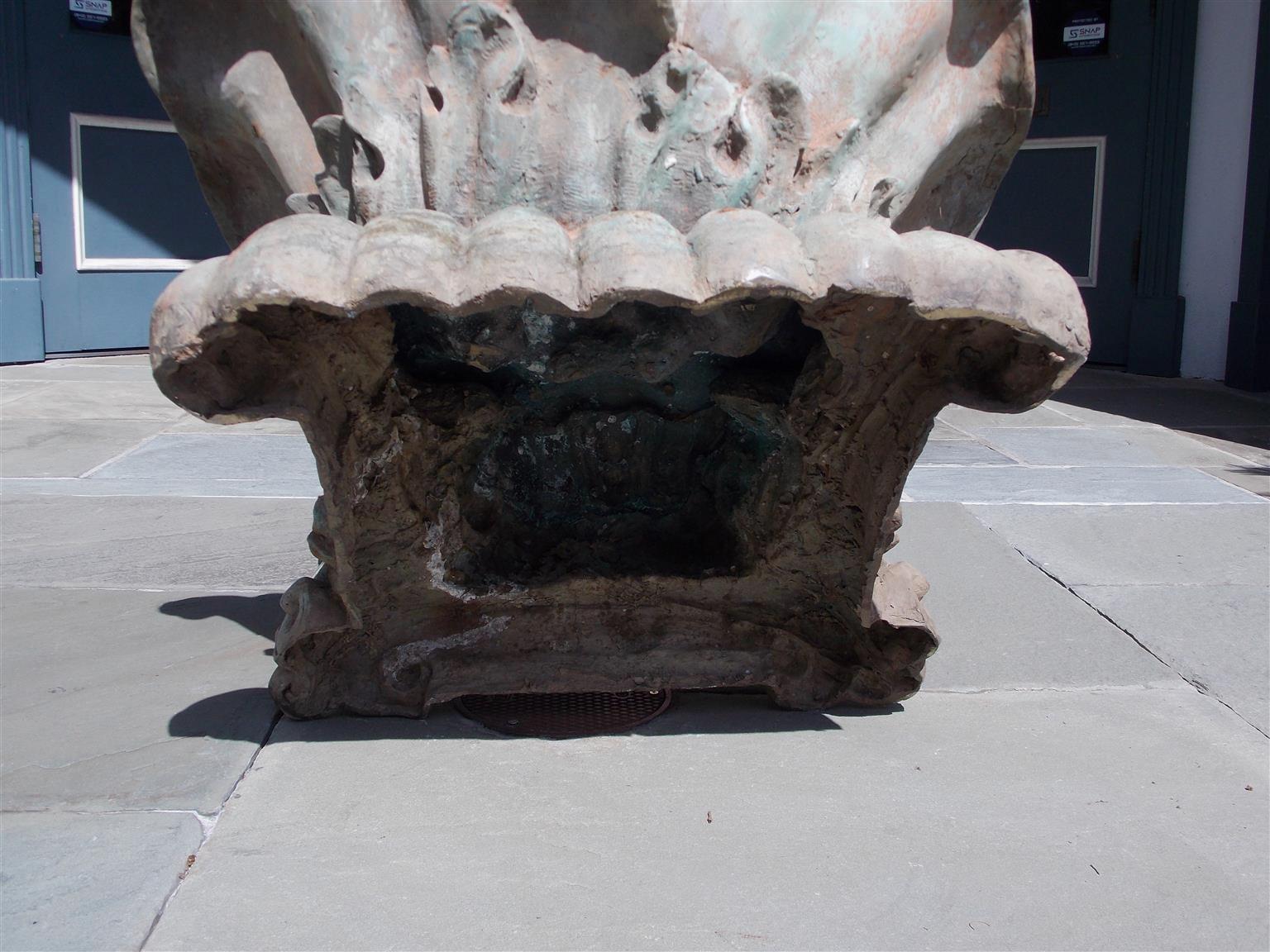 Fontaine de jardin en bronze coulé américain avec garçon figuratif tenant un poisson KOI. C. 1870 en vente 3