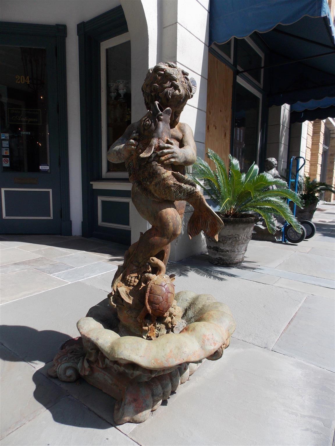 Fontaine de jardin américaine en bronze coulé avec un garçon debout tenant un poisson Koi sur une base à deux niveaux en forme de coquillage à volutes avec une tortue à ses pieds, fin du 19e siècle.