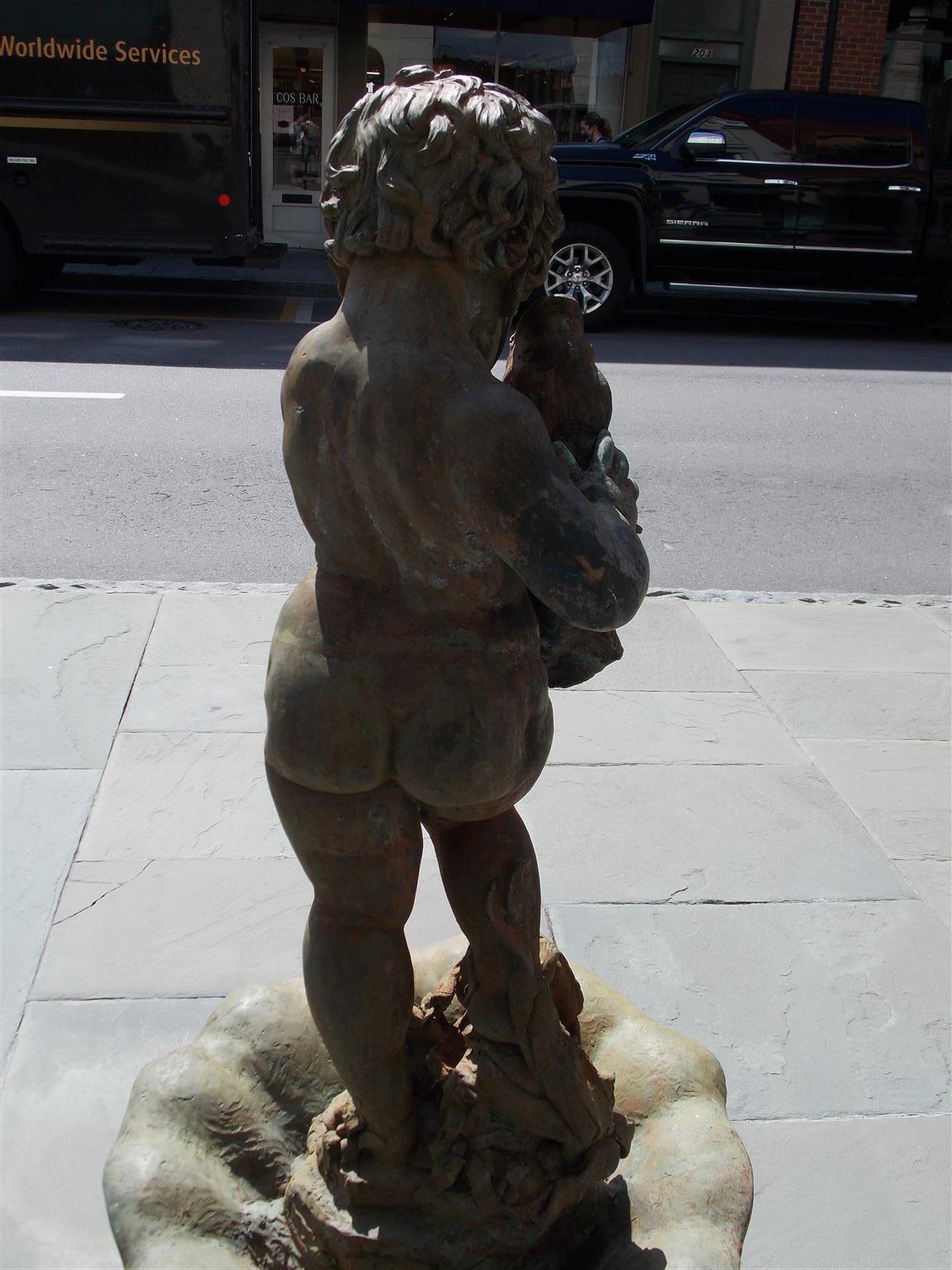 Bronze Fontaine de jardin en bronze coulé américain avec garçon figuratif tenant un poisson KOI. C. 1870 en vente