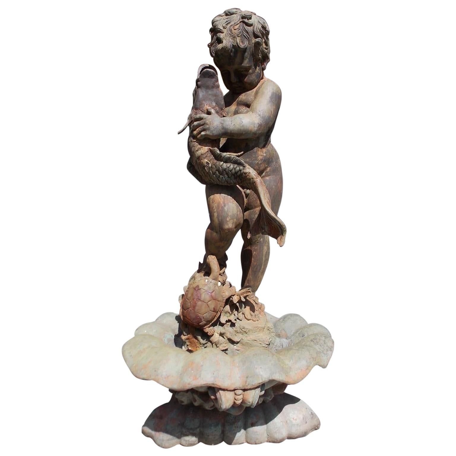 Fontaine de jardin en bronze coulé américain avec garçon figuratif tenant un poisson KOI. C. 1870 en vente