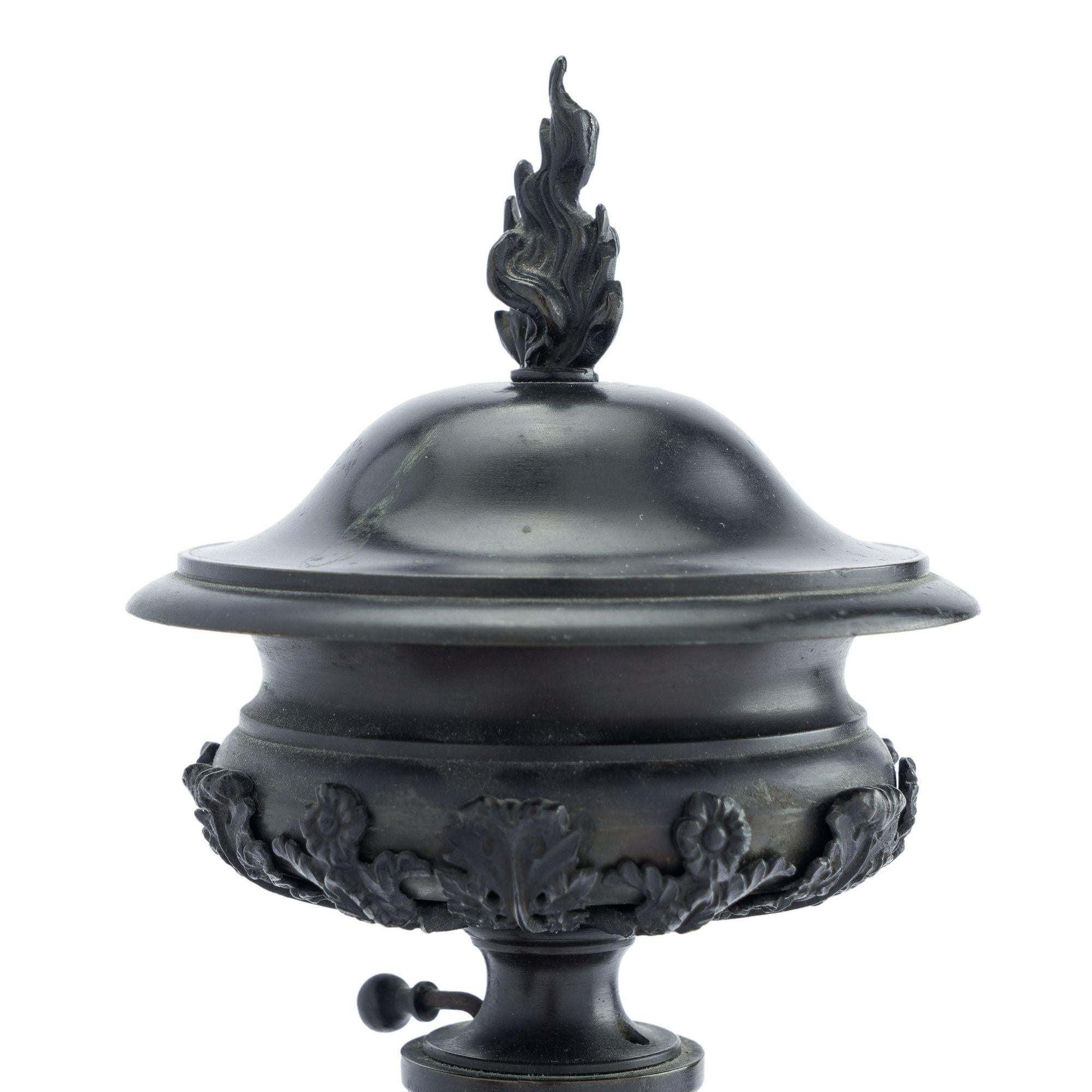 Bronze American cast bronze single arm Argand lamp & shade, 1810-15 For Sale