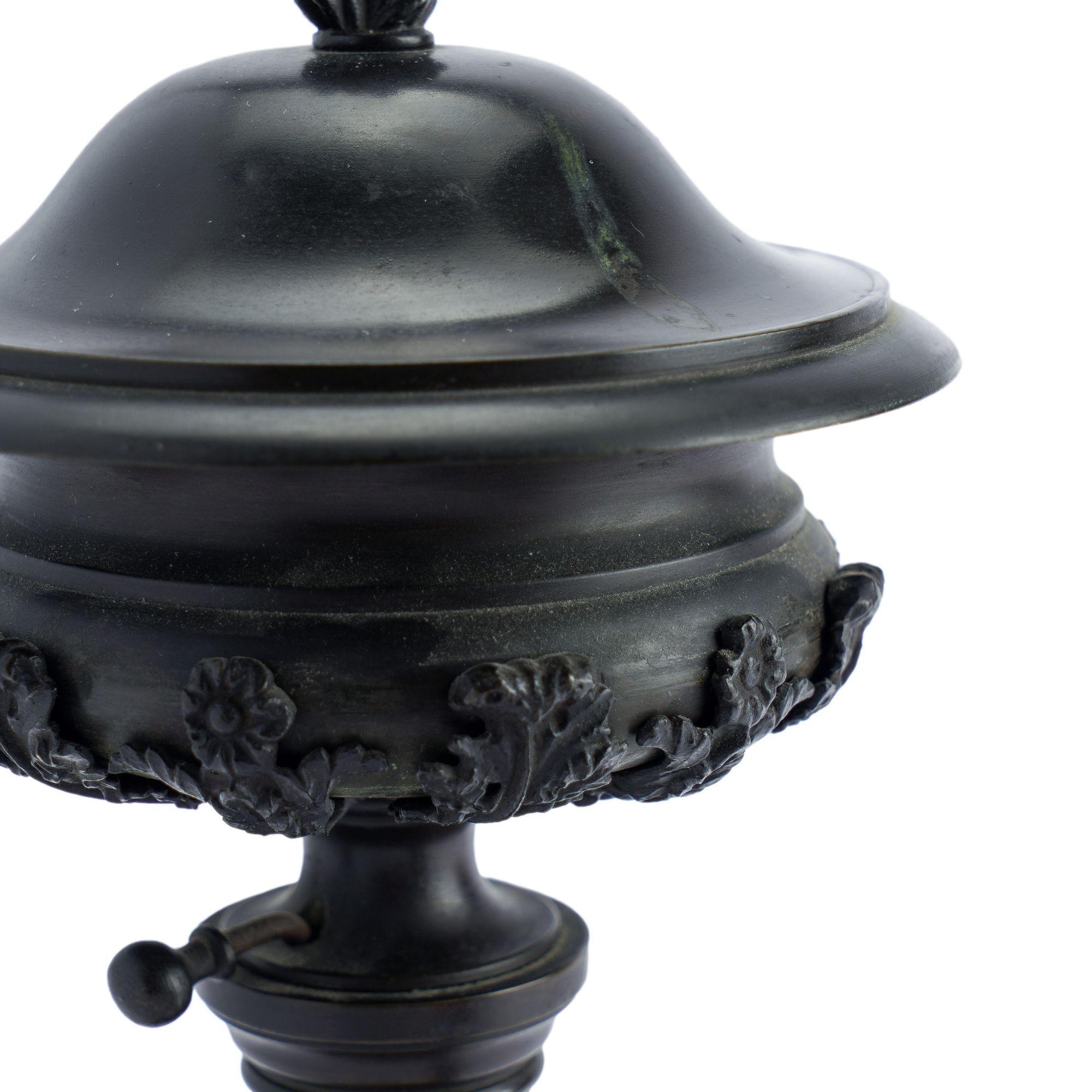 American cast bronze single arm Argand lamp & shade, 1810-15 For Sale 1