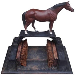 Grattoir pour bottes de cheval en fonte et peint avec brosses en bois:: vers 1860