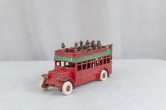 Amerikanischer gusseiserner roter Bus mit Passagieren von Kenton ca. 1930er Jahre