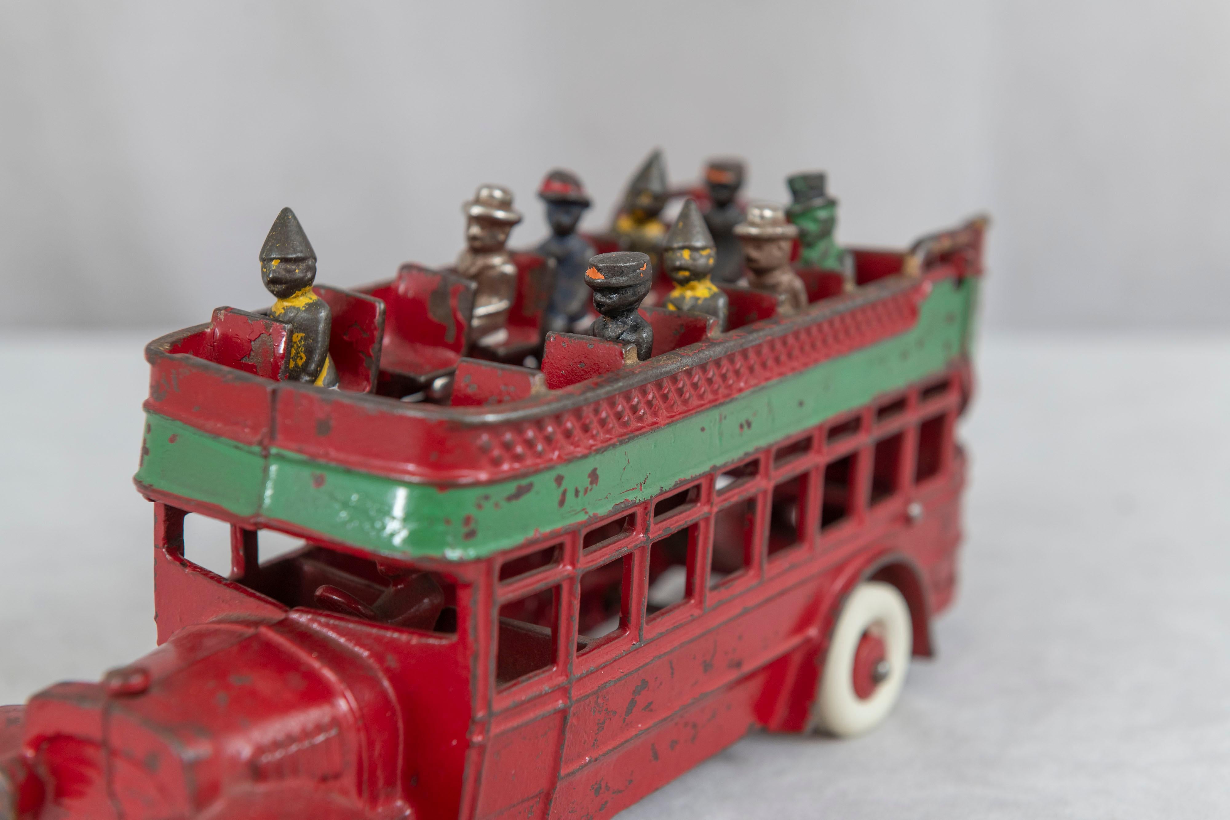 Autobús rojo de hierro fundido americano con pasajeros, de Kenton, hacia 1930 Otro en venta