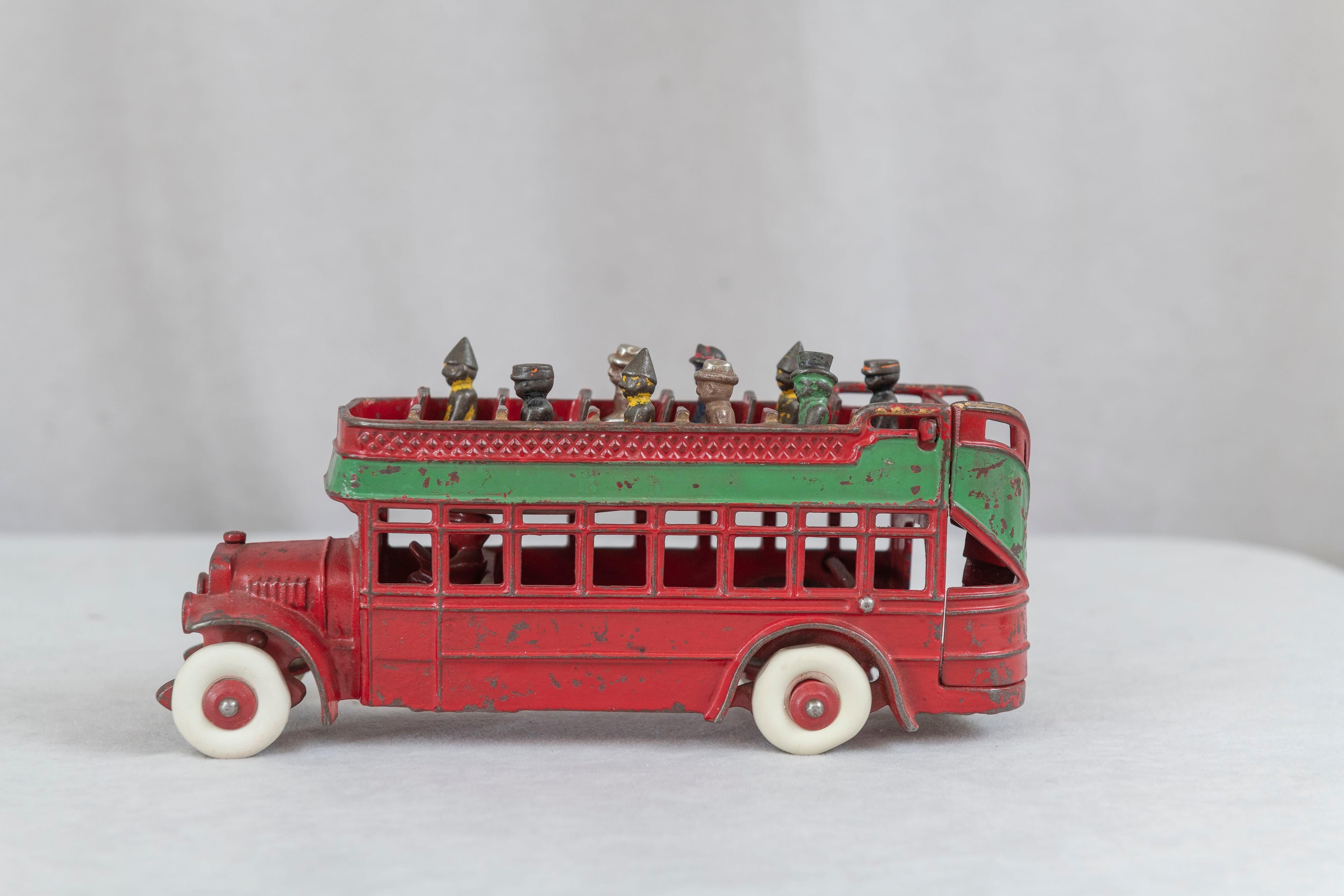 Autobús rojo de hierro fundido americano con pasajeros, de Kenton, hacia 1930 Estadounidense en venta