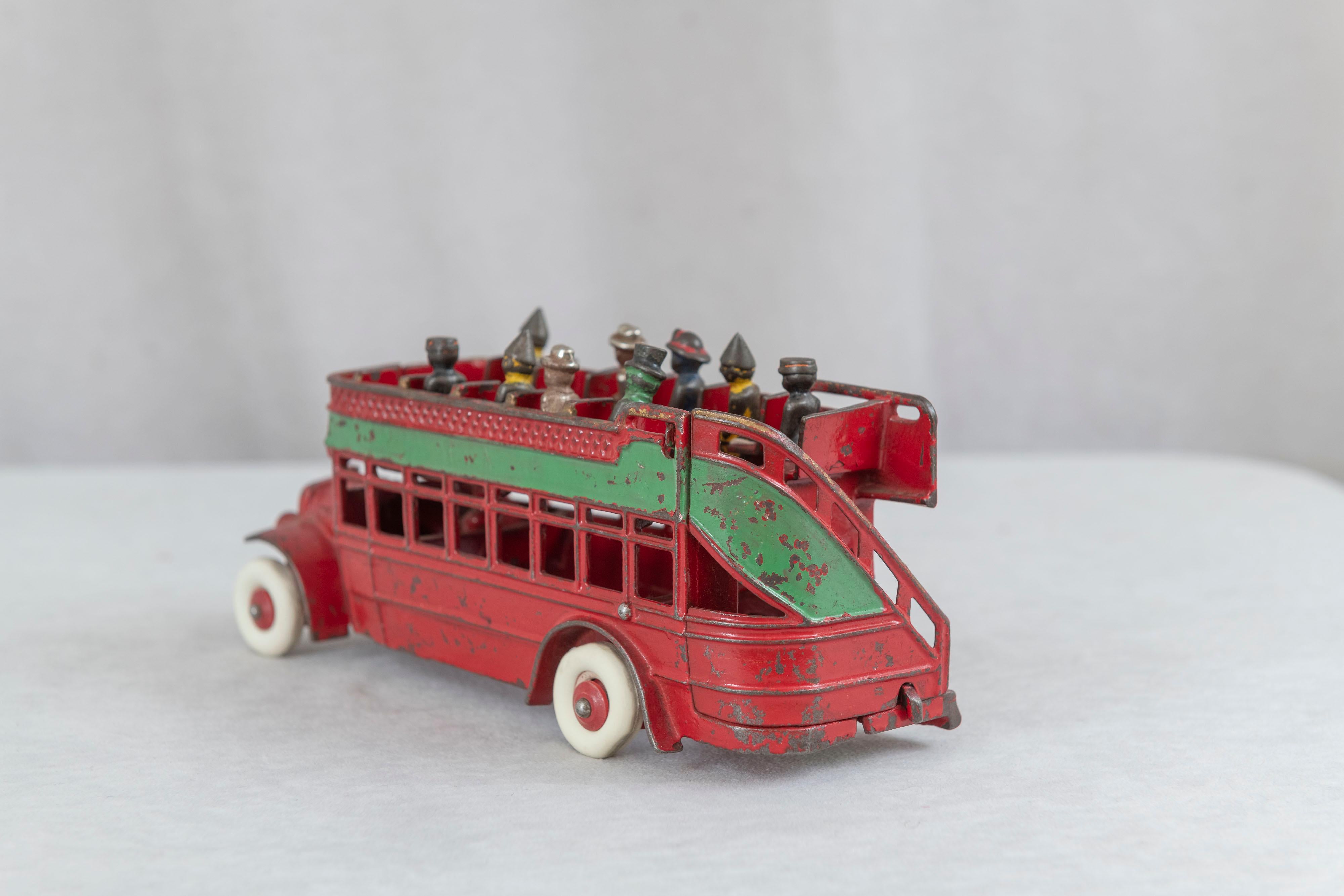 Autobús rojo de hierro fundido americano con pasajeros, de Kenton, hacia 1930 Vaciado en venta