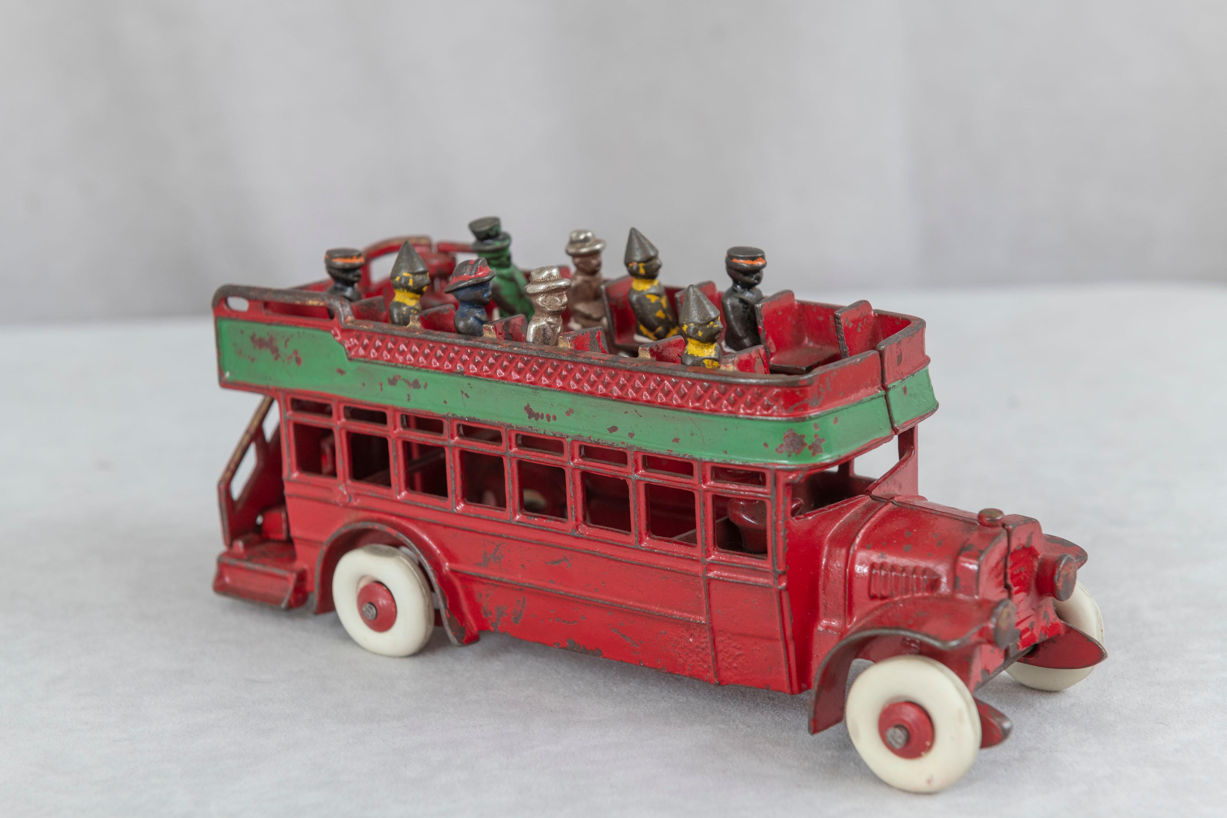 Autobús rojo de hierro fundido americano con pasajeros, de Kenton, hacia 1930 en Bueno estado para la venta en Petaluma, CA