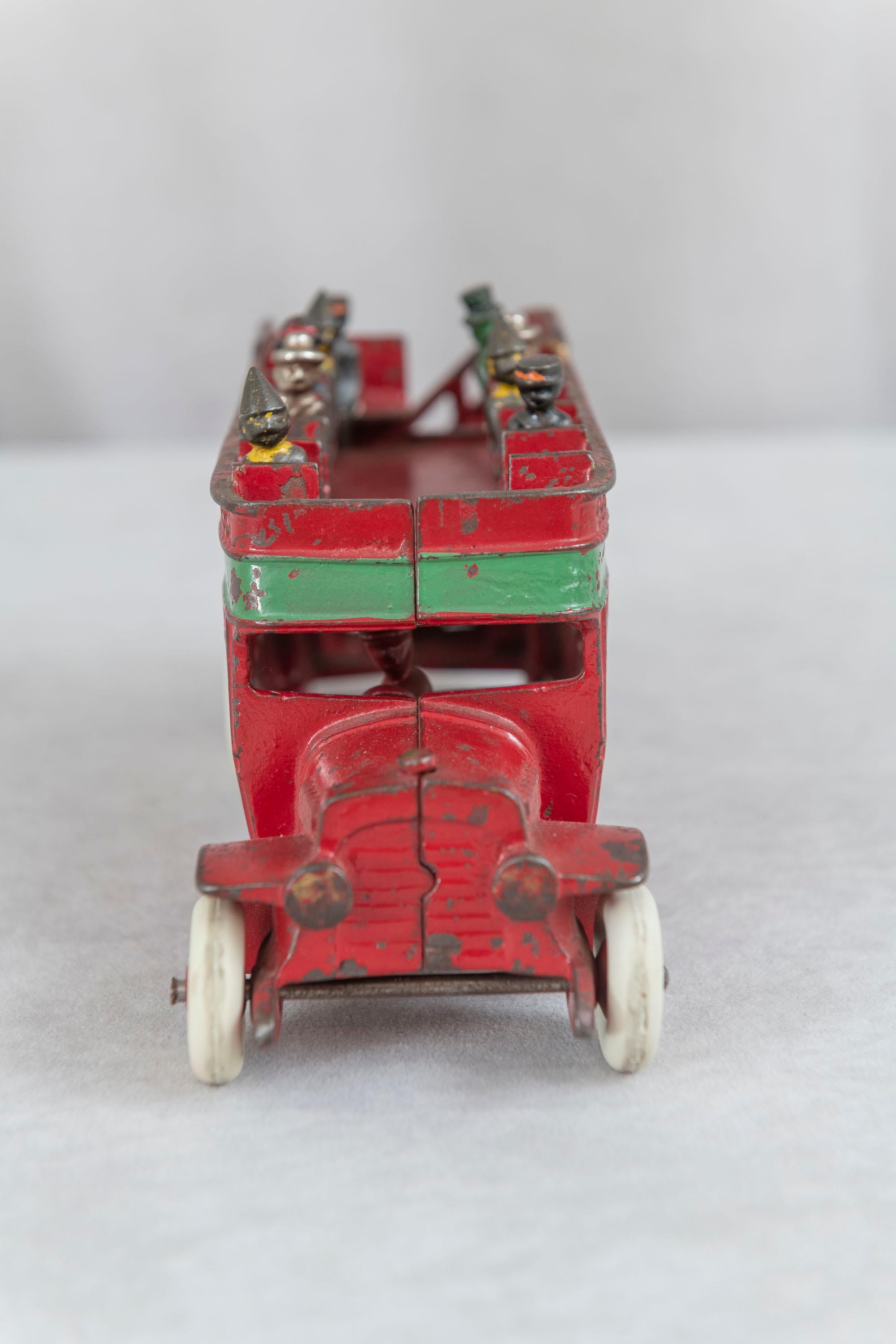 Autobús rojo de hierro fundido americano con pasajeros, de Kenton, hacia 1930 Hierro en venta