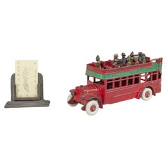 Bus rouge américain avec passants de Kenton vers les années 1930
