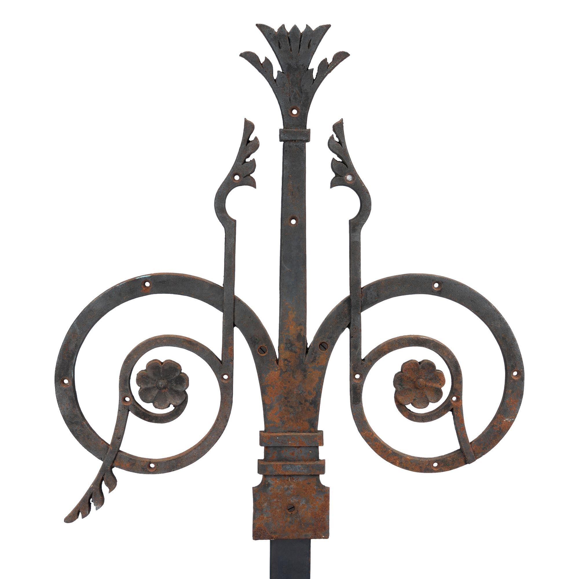 Amerikanische gusseiserne Kutschentürenklappe mit Riemen im römischen Stil, 1885 (Eisen) im Angebot