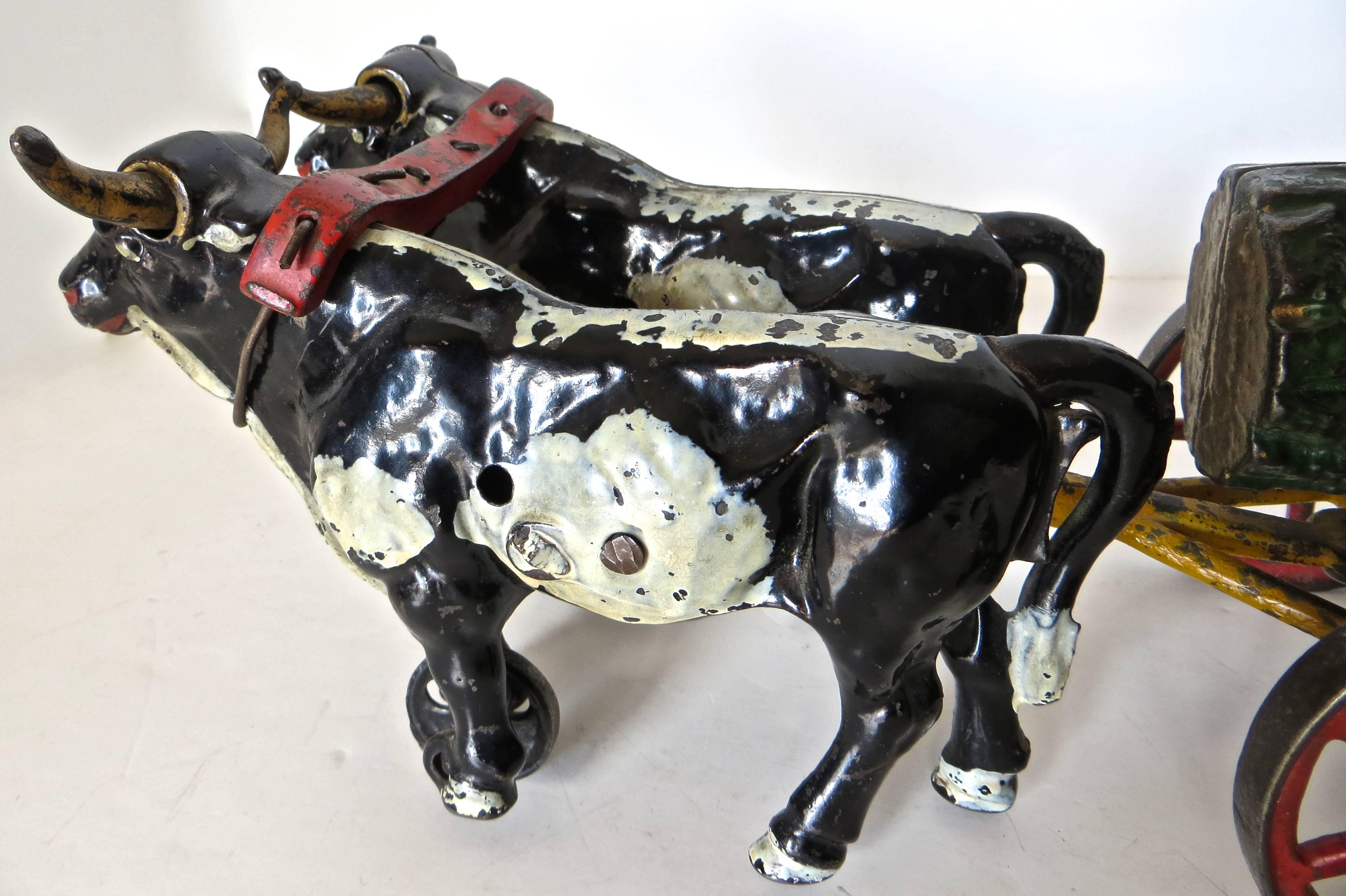 Moulage Jouet américain en fonte:: bûche tirée par un bœuf sur un chariot avec cavalier par Hubley
