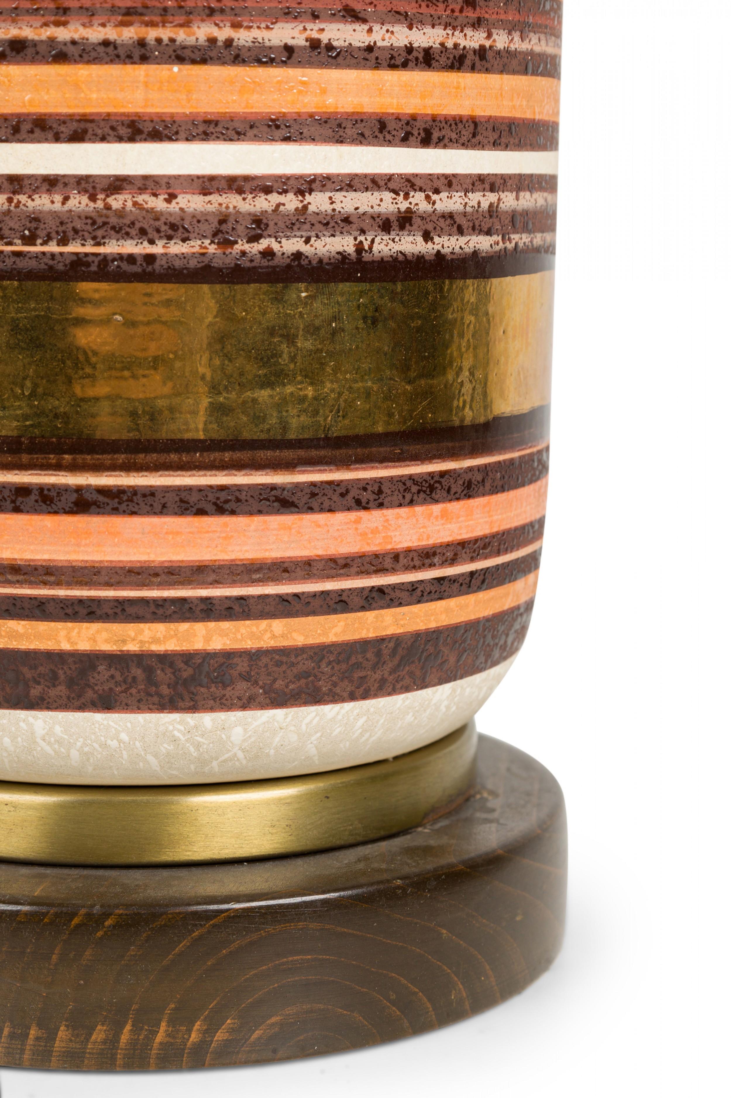 Amerikanische Keramik-Tischlampe mit hohem Kugelstreifen und glasierter, braun getönter Lüster (Moderne der Mitte des Jahrhunderts) im Angebot