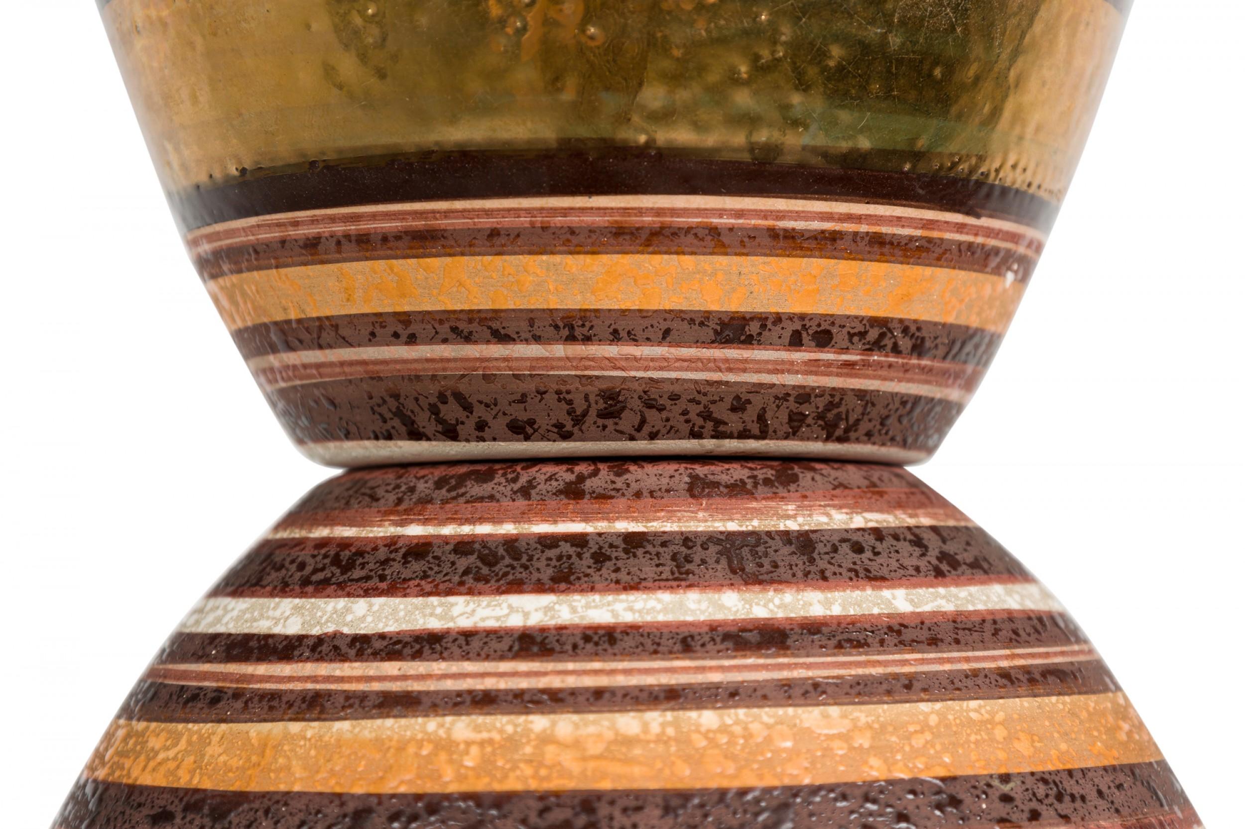 Amerikanische Keramik-Tischlampe mit hohem Kugelstreifen und glasierter, braun getönter Lüster im Zustand „Gut“ im Angebot in New York, NY