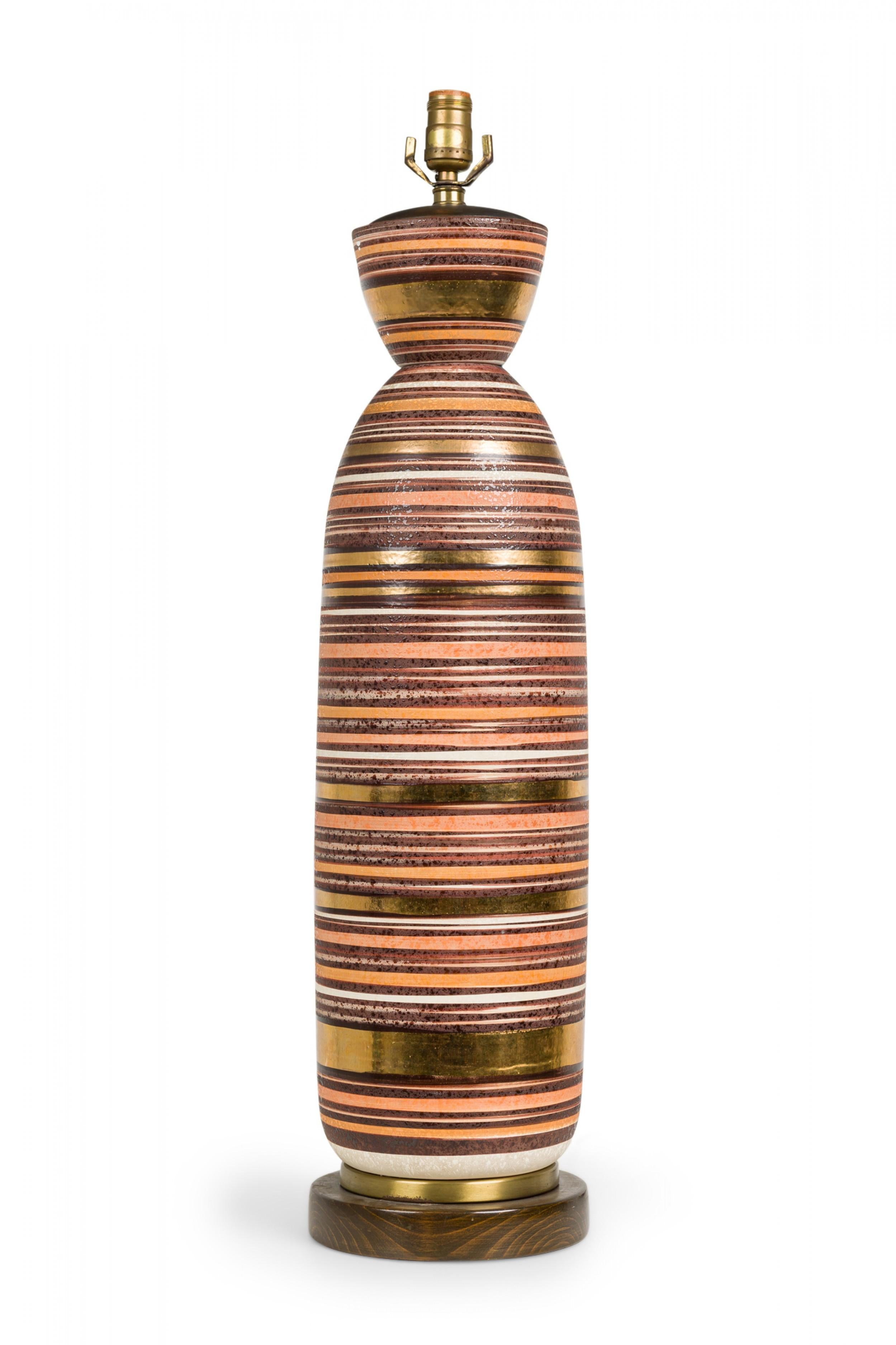 Amerikanische Keramik-Tischlampe mit hohem Kugelstreifen und glasierter, braun getönter Lüster (Metall) im Angebot