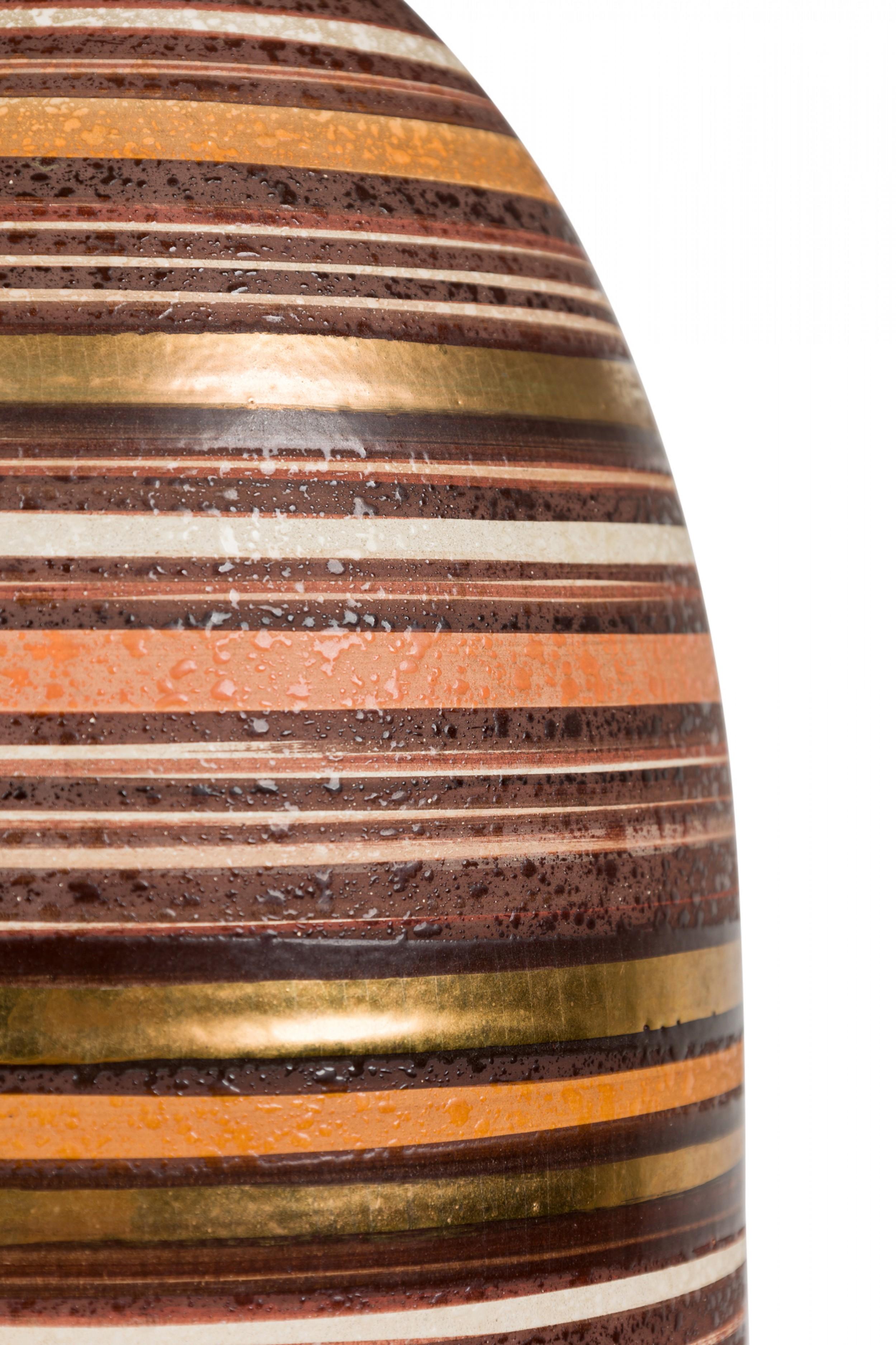 Amerikanische Keramik-Tischlampe mit hohem Kugelstreifen und glasierter, braun getönter Lüster im Angebot 1