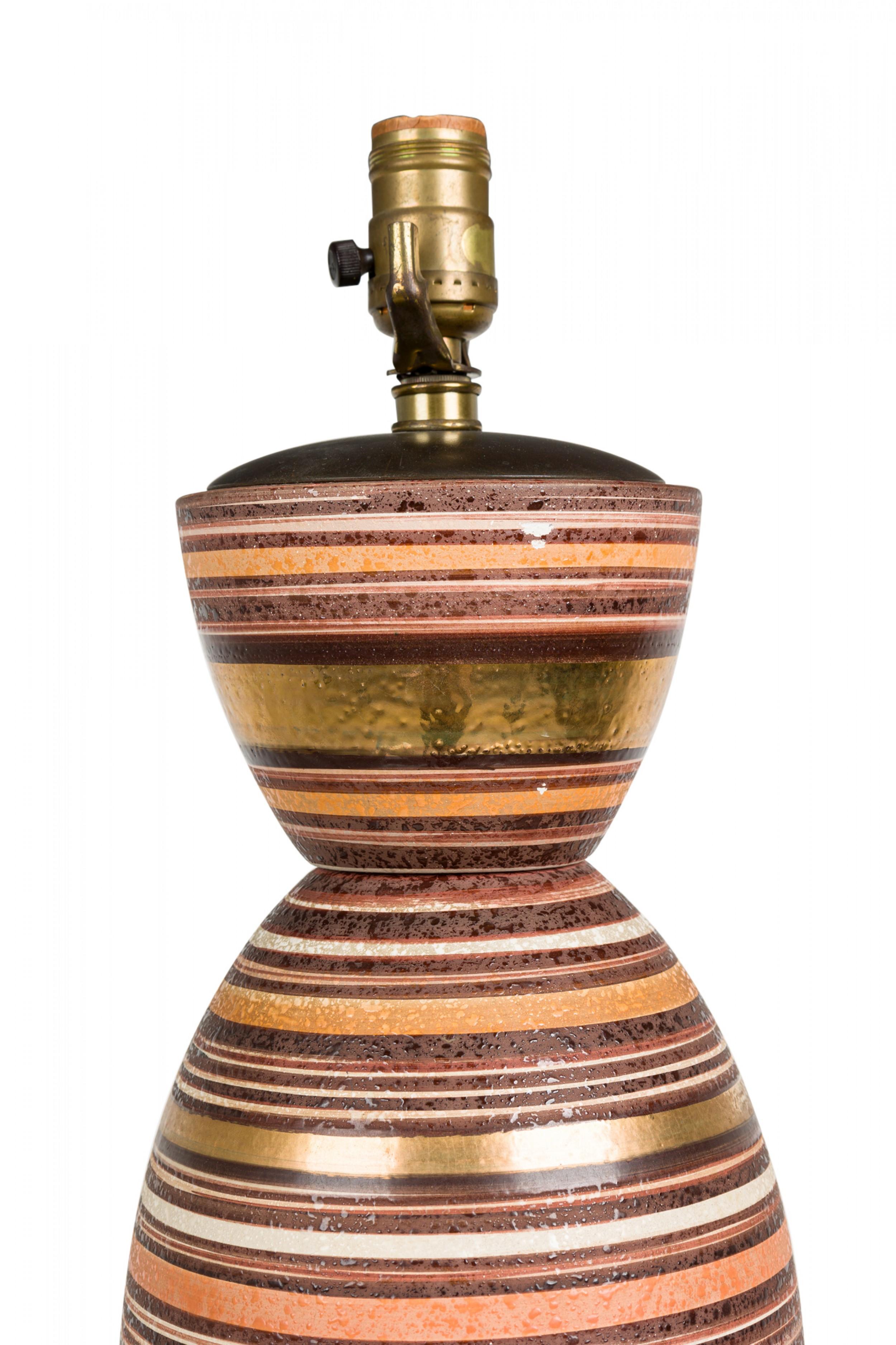 Amerikanische Keramik-Tischlampe mit hohem Kugelstreifen und glasierter, braun getönter Lüster im Angebot 2