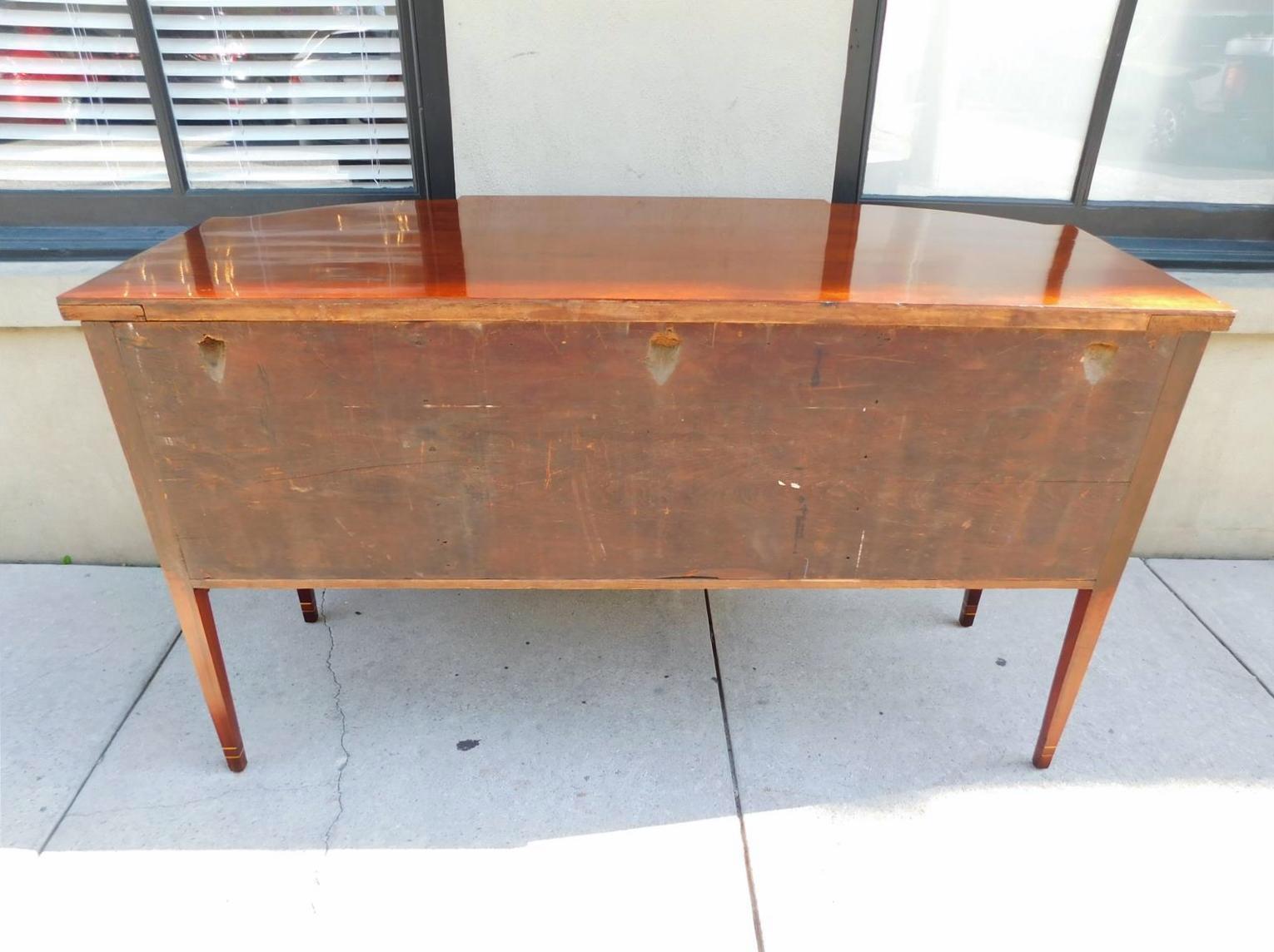Buffet en acajou Charleston à façade en arc de cercle, incrusté de fleurs de clocher Dot Dot, 1790 en vente 4