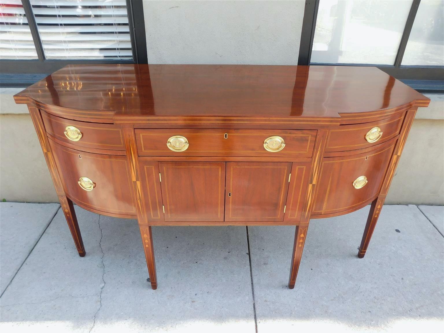 Buffet en acajou Charleston d'Amérique, à façade en arc, à clochettes graduées, à fleurs et à points incrustés, avec des cuivres d'aigle d'époque, des incrustations de cordes triangulaires en forme de diamant, et reposant sur les pieds fuselés