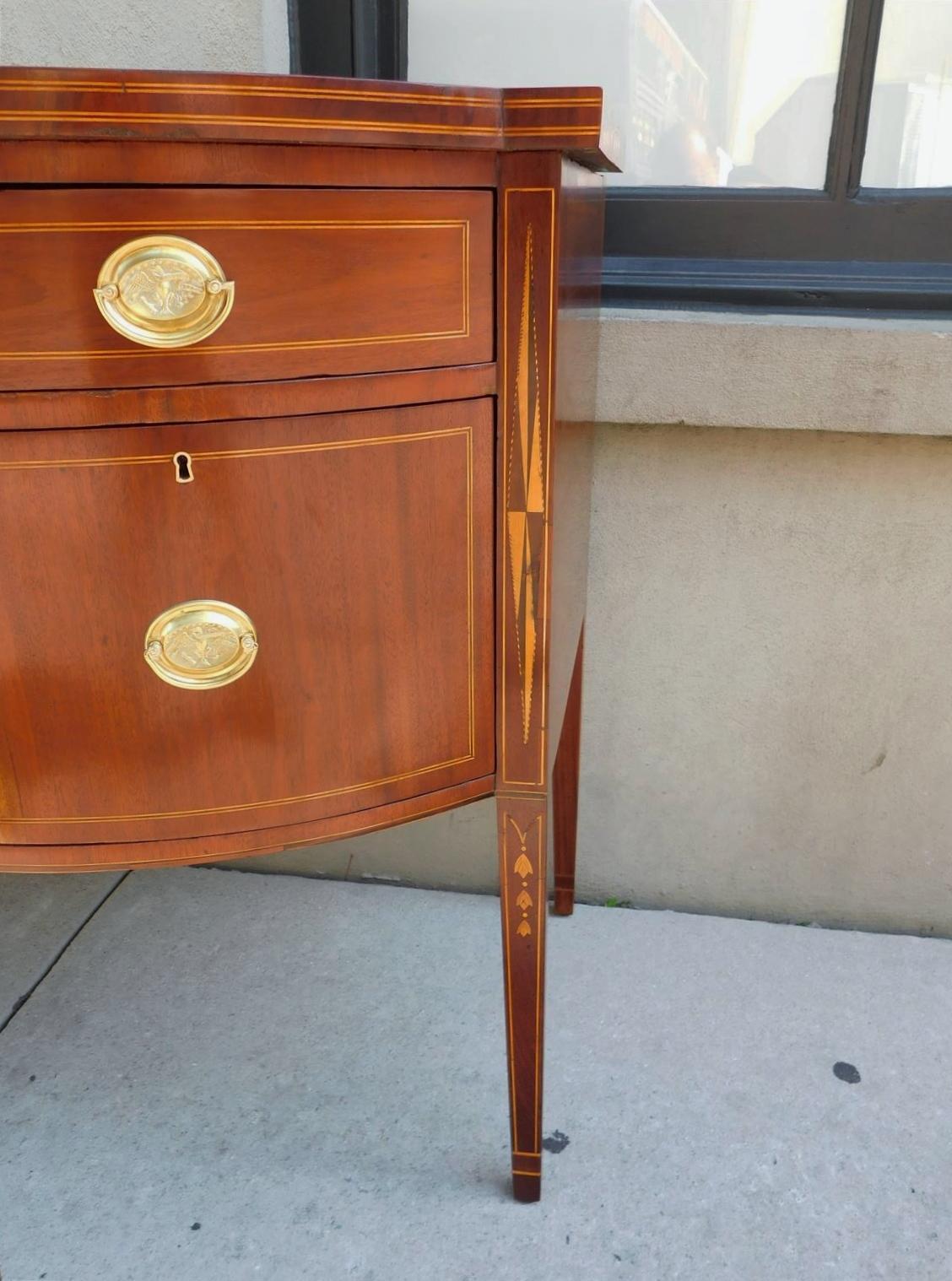 Laiton Buffet en acajou Charleston à façade en arc de cercle, incrusté de fleurs de clocher Dot Dot, 1790 en vente