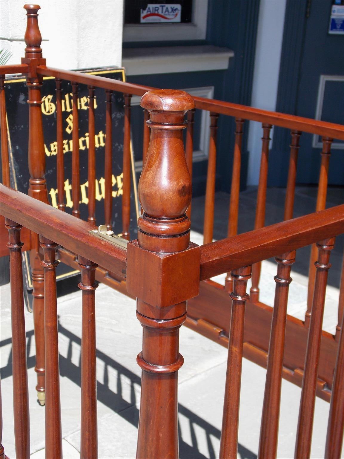 American Charleston Mahogany Child's Crib with Bulbous Spindles on Casters, 1800 In Excellent Condition For Sale In Hollywood, SC