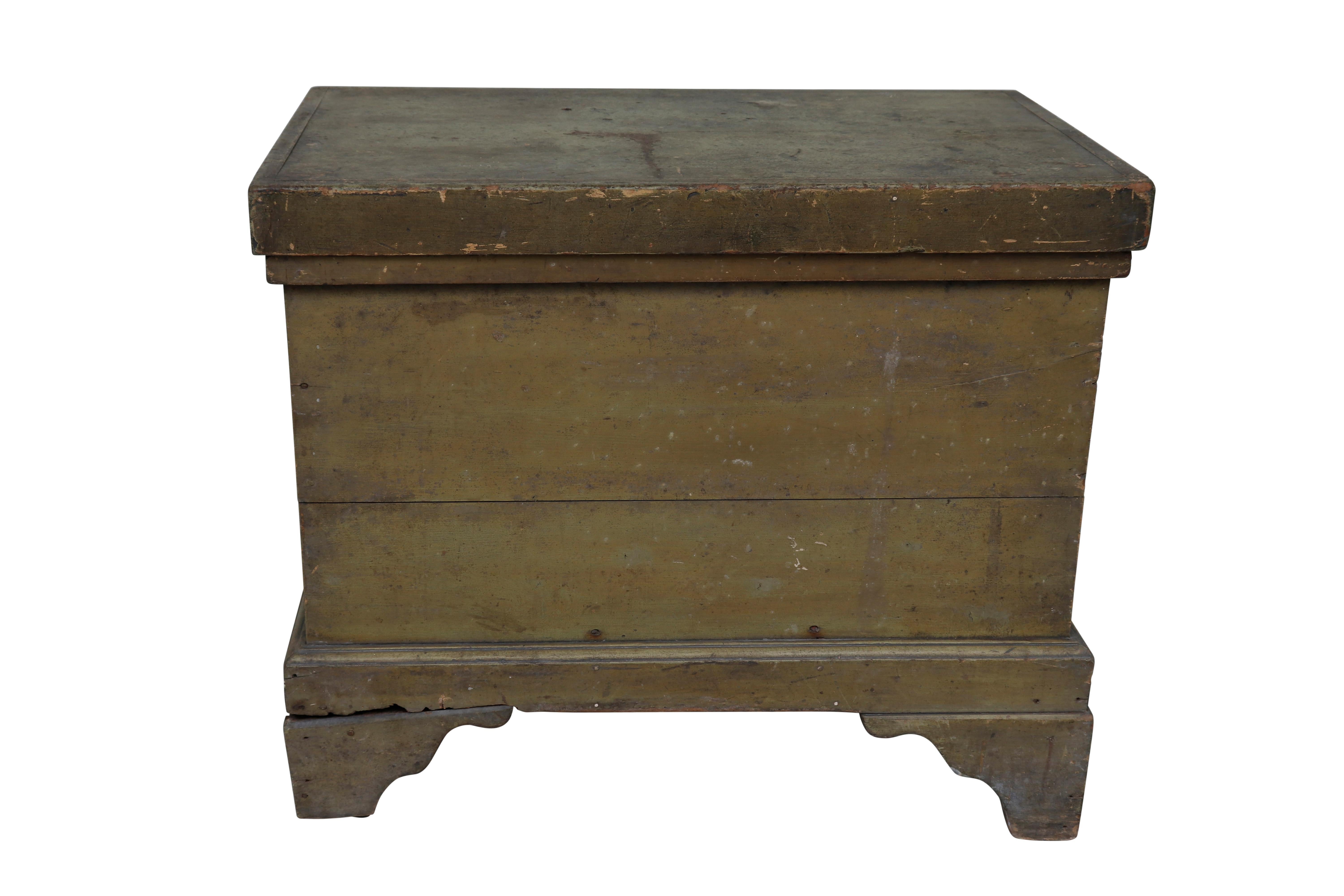 An unusual early American 20th century chest the chest has an interior which houses a zinc lined compartment used for keeping perishables cold
Original green-y mustard paint. The top lifts to reveal the lining used for early refrigerating unique