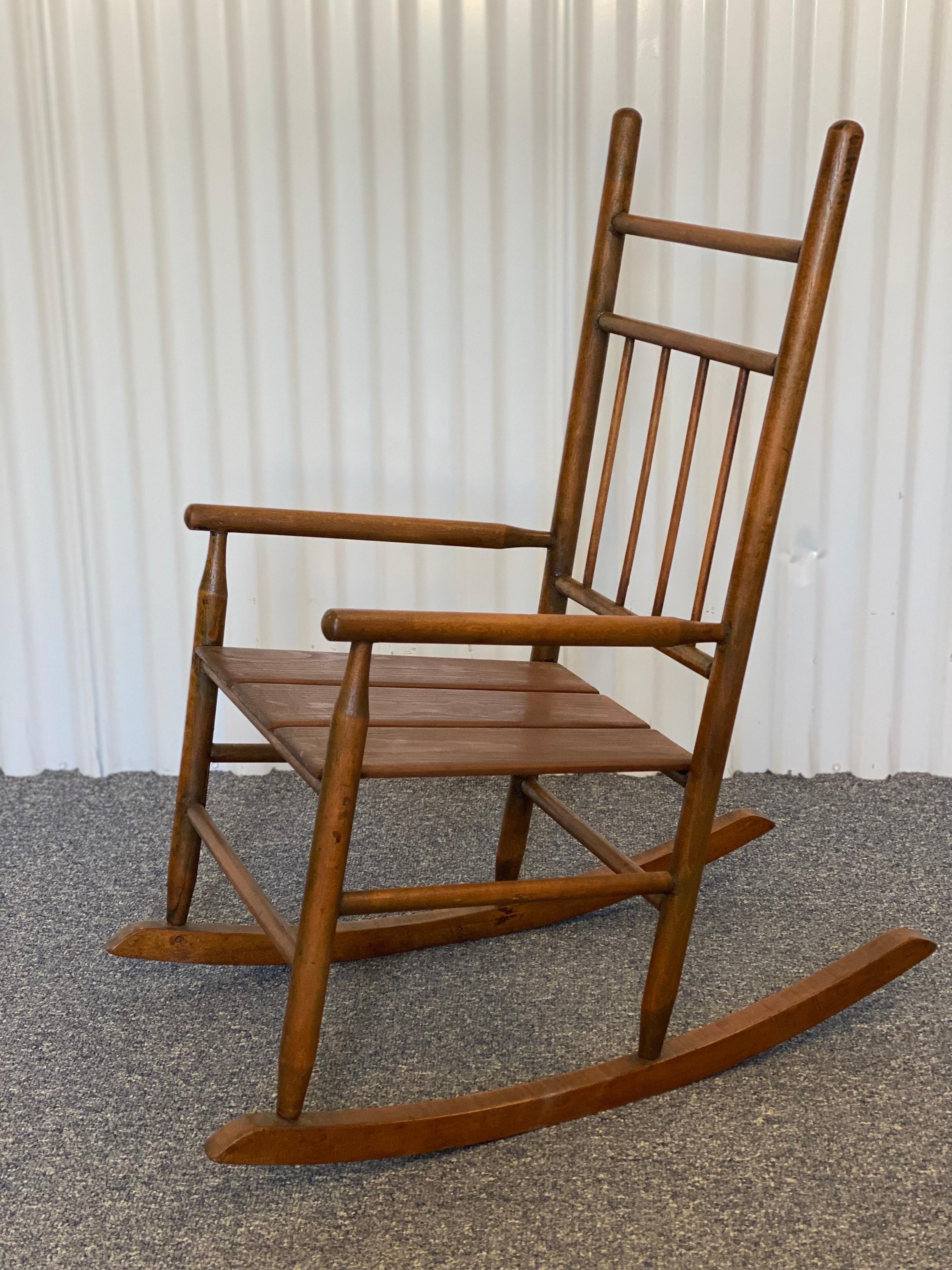 Dondolo verticale americano in legno per bambini, 20° secolo.
Lo schienale alto e slanciato, i semplici fusi torniti e i dondoli dolcemente curvati sono caratteristici dei pezzi americani. Il legno è di un ricco marrone medio. La seduta è composta
