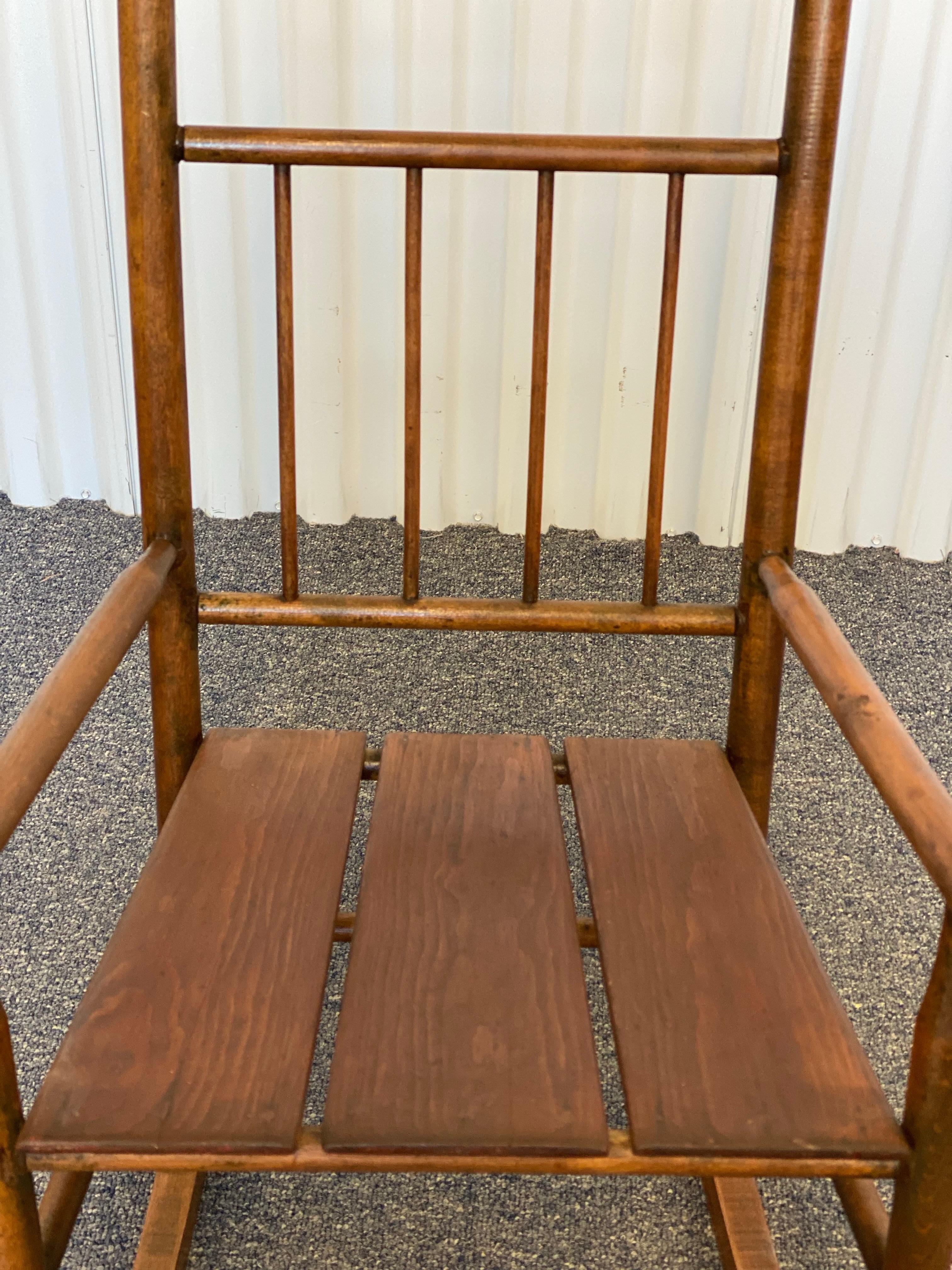Americano Dondolo verticale americano in legno per bambini, 20° secolo. in vendita